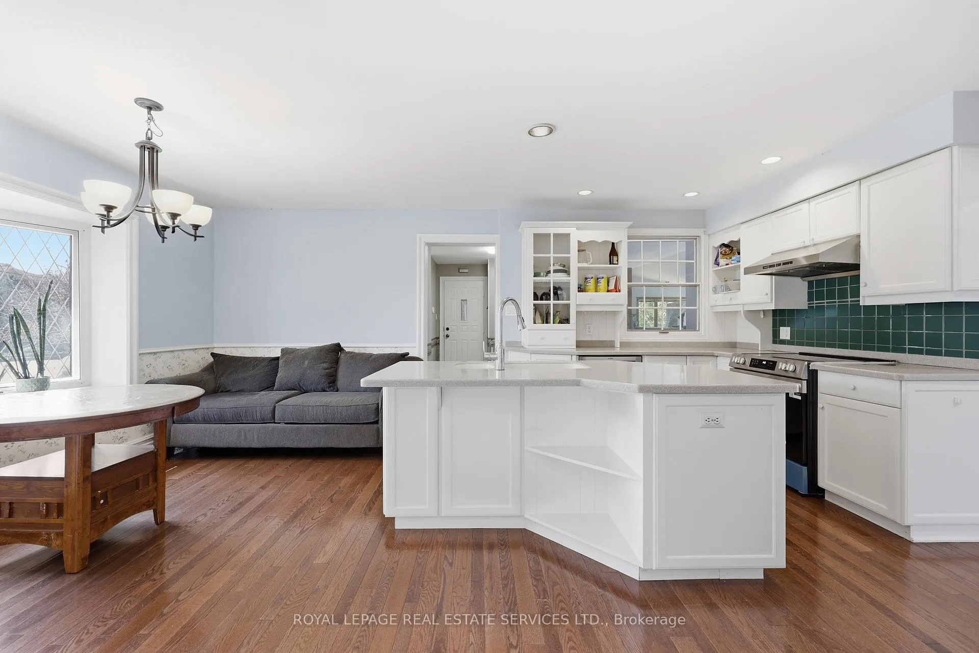 Photo 14 of 8 Lakeshore Drive, Hamilton, Lakeshore — HOMEH