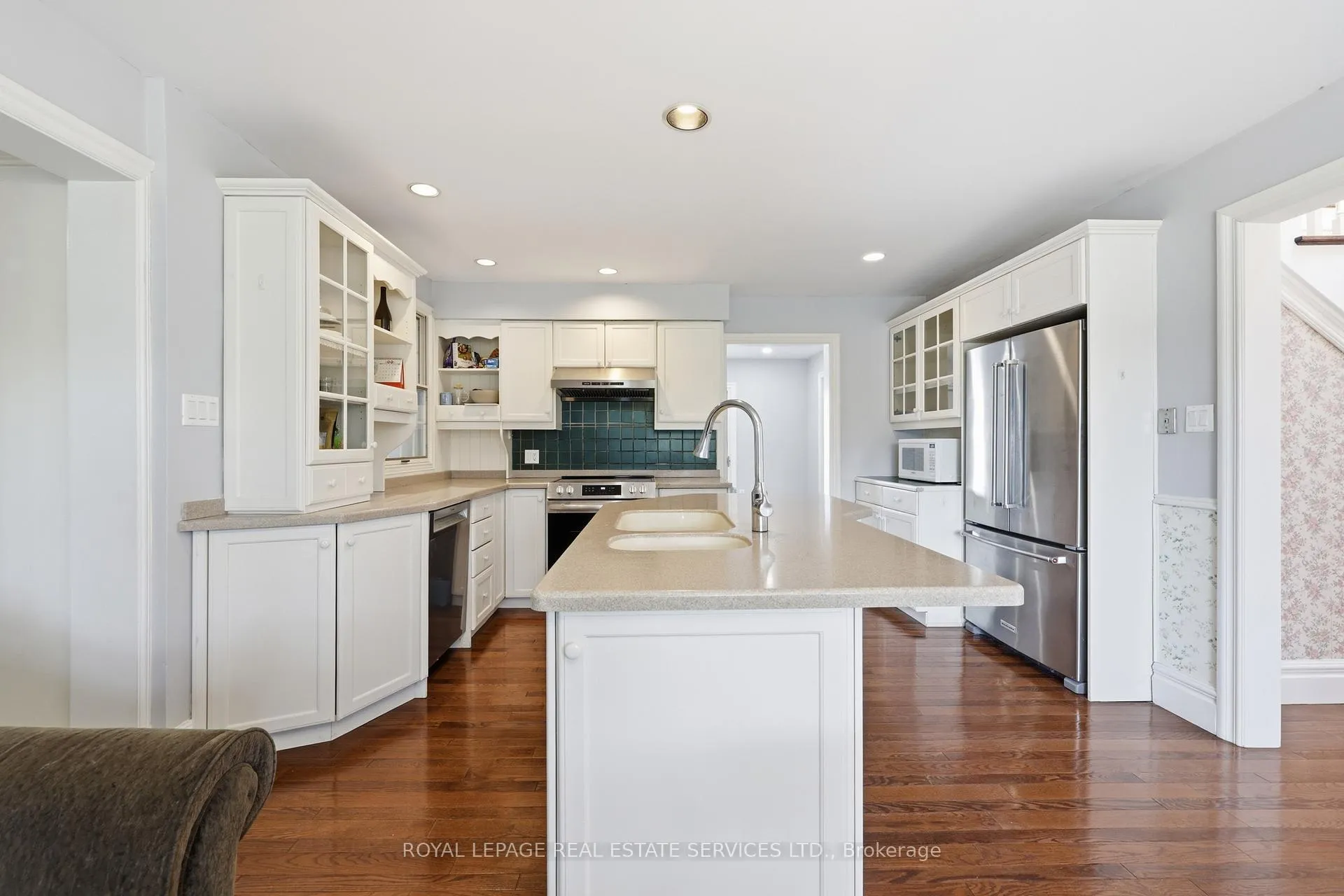 Photo 15 of 8 Lakeshore Drive, Hamilton, Lakeshore — HOMEH