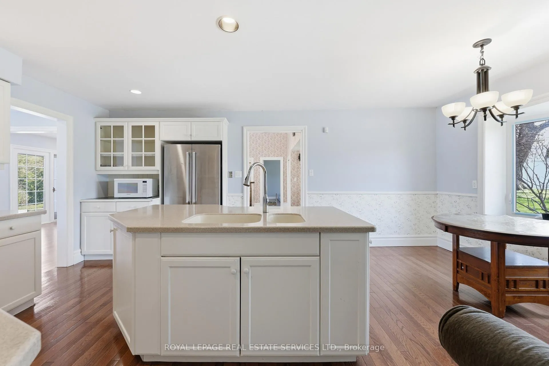 Photo 16 of 8 Lakeshore Drive, Hamilton, Lakeshore — HOMEH
