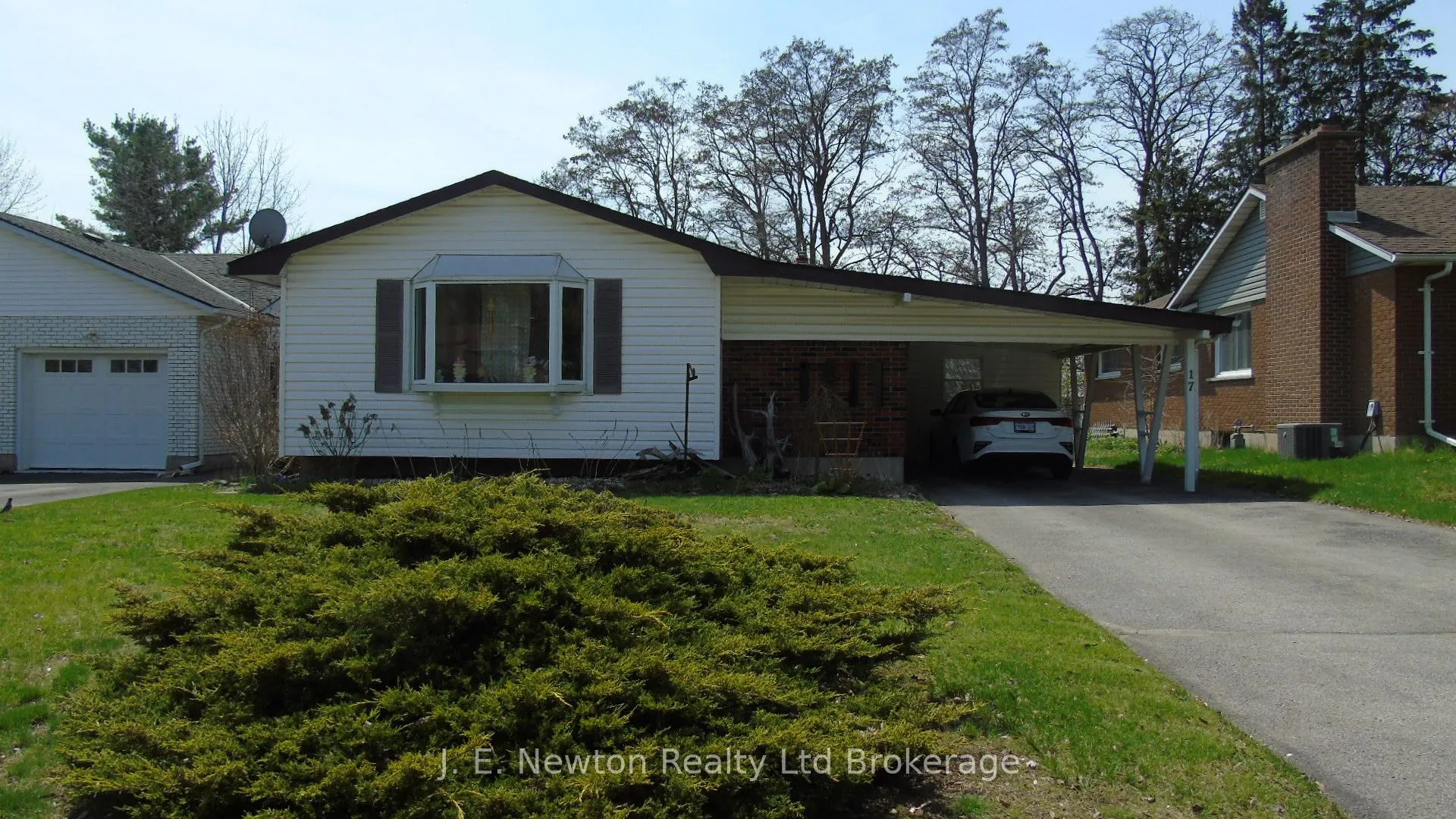 Photo 1 of 17 Devon Court, Tillsonburg — HOMEH