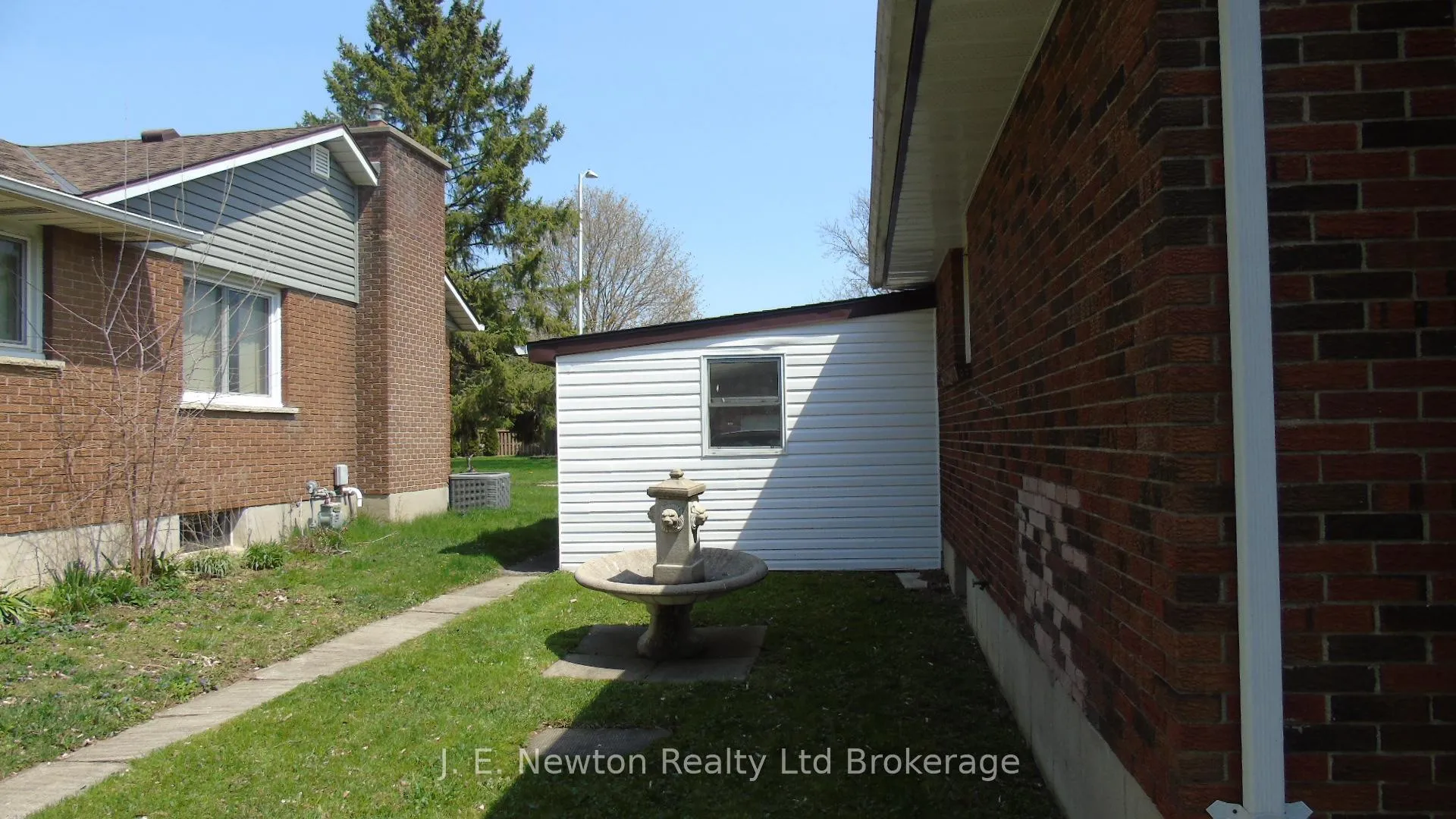 Photo 3 of 17 Devon Court, Tillsonburg — HOMEH