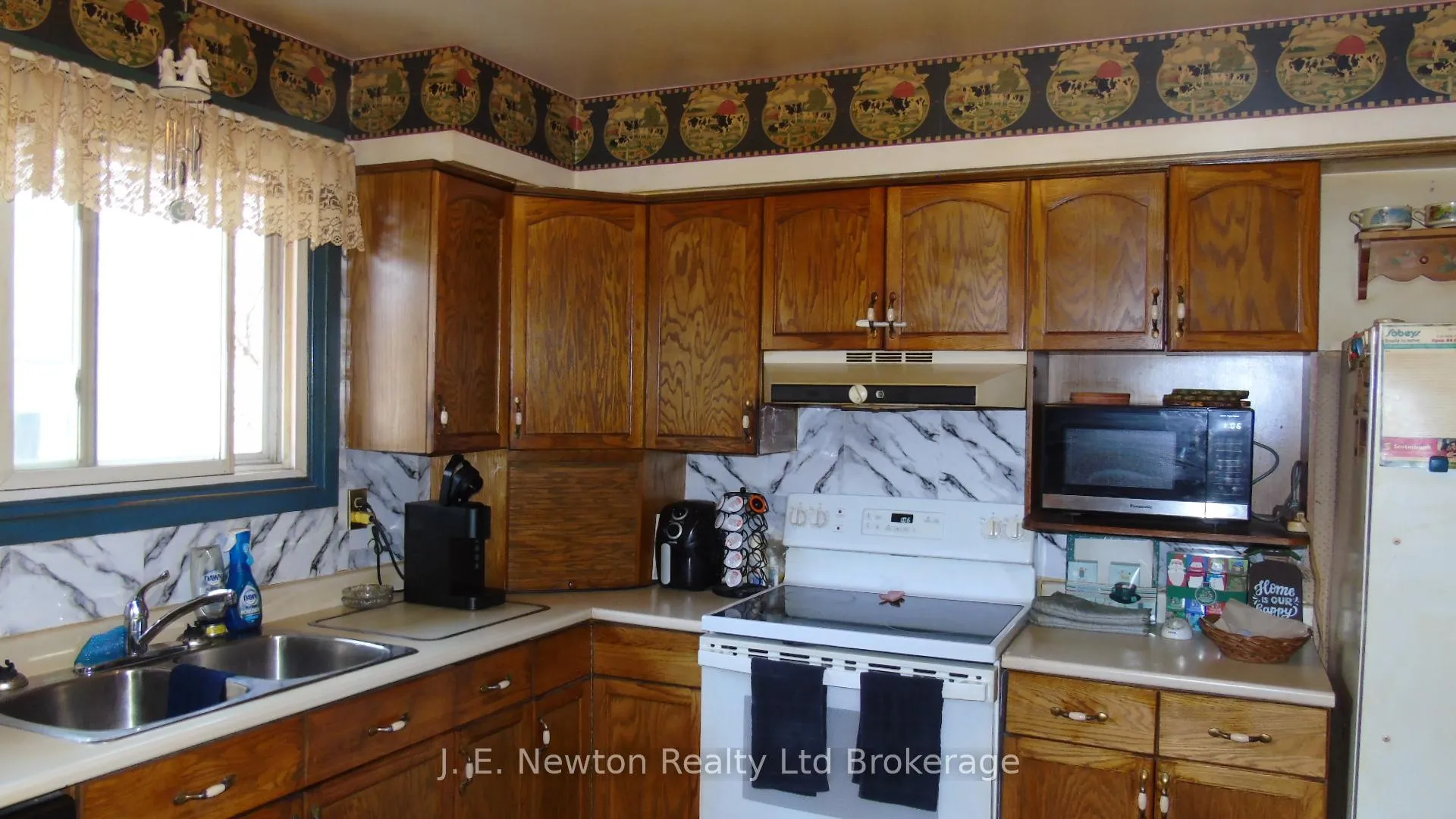 Photo 4 of 17 Devon Court, Tillsonburg — HOMEH