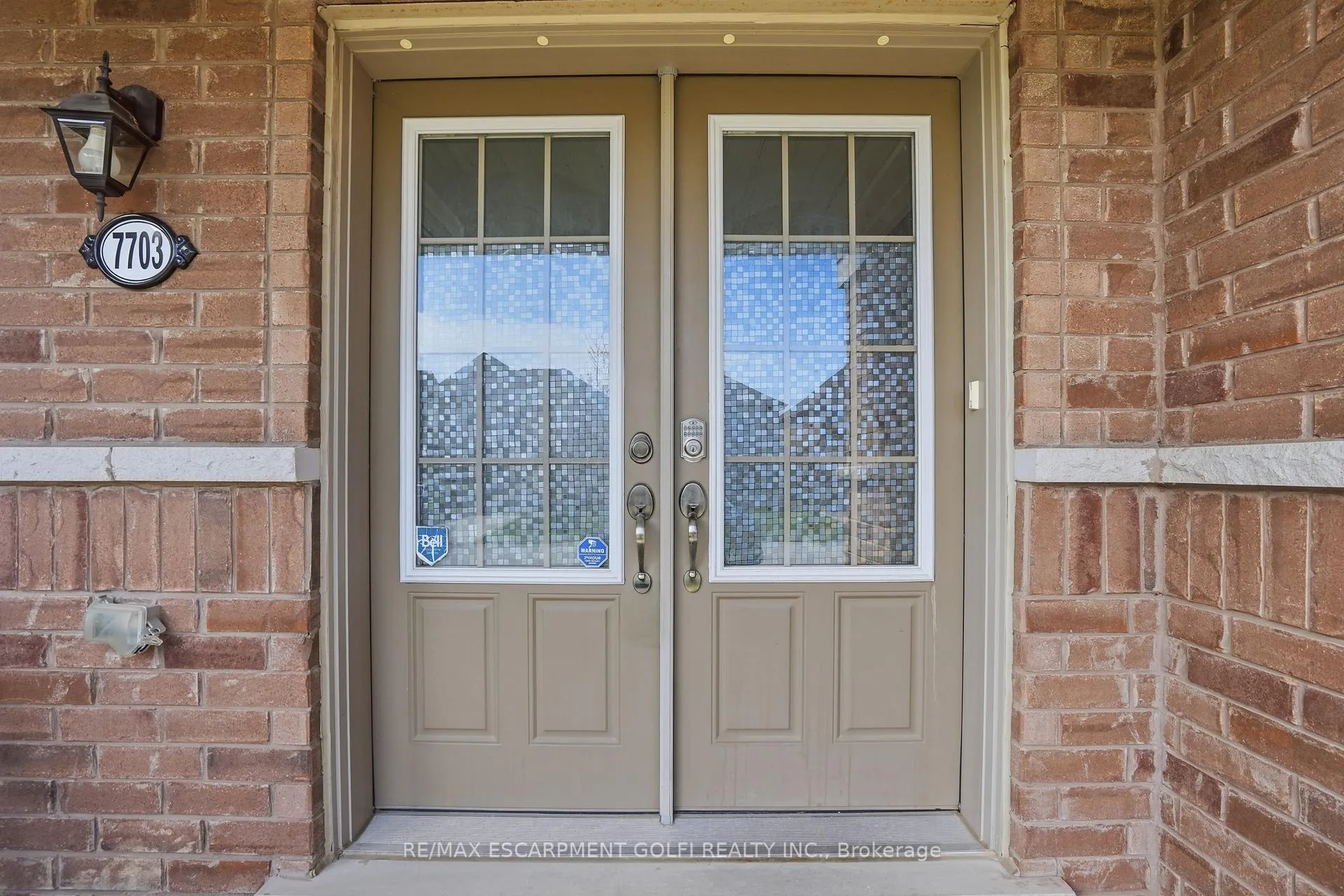 Photo 4 of 7703 Sycamore Drive, Niagara Falls, Brown — HOMEH