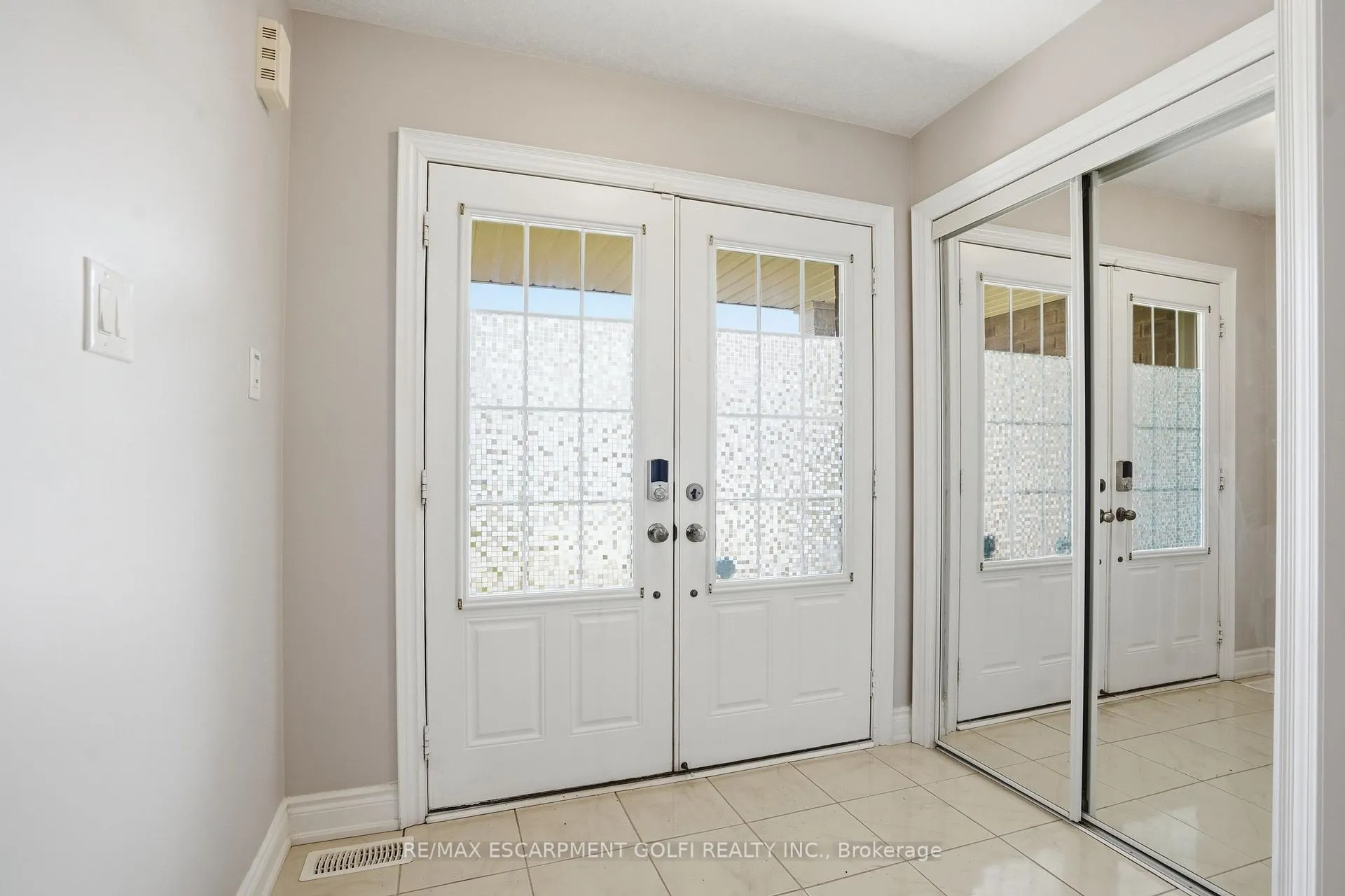 Photo 5 of 7703 Sycamore Drive, Niagara Falls, Brown — HOMEH