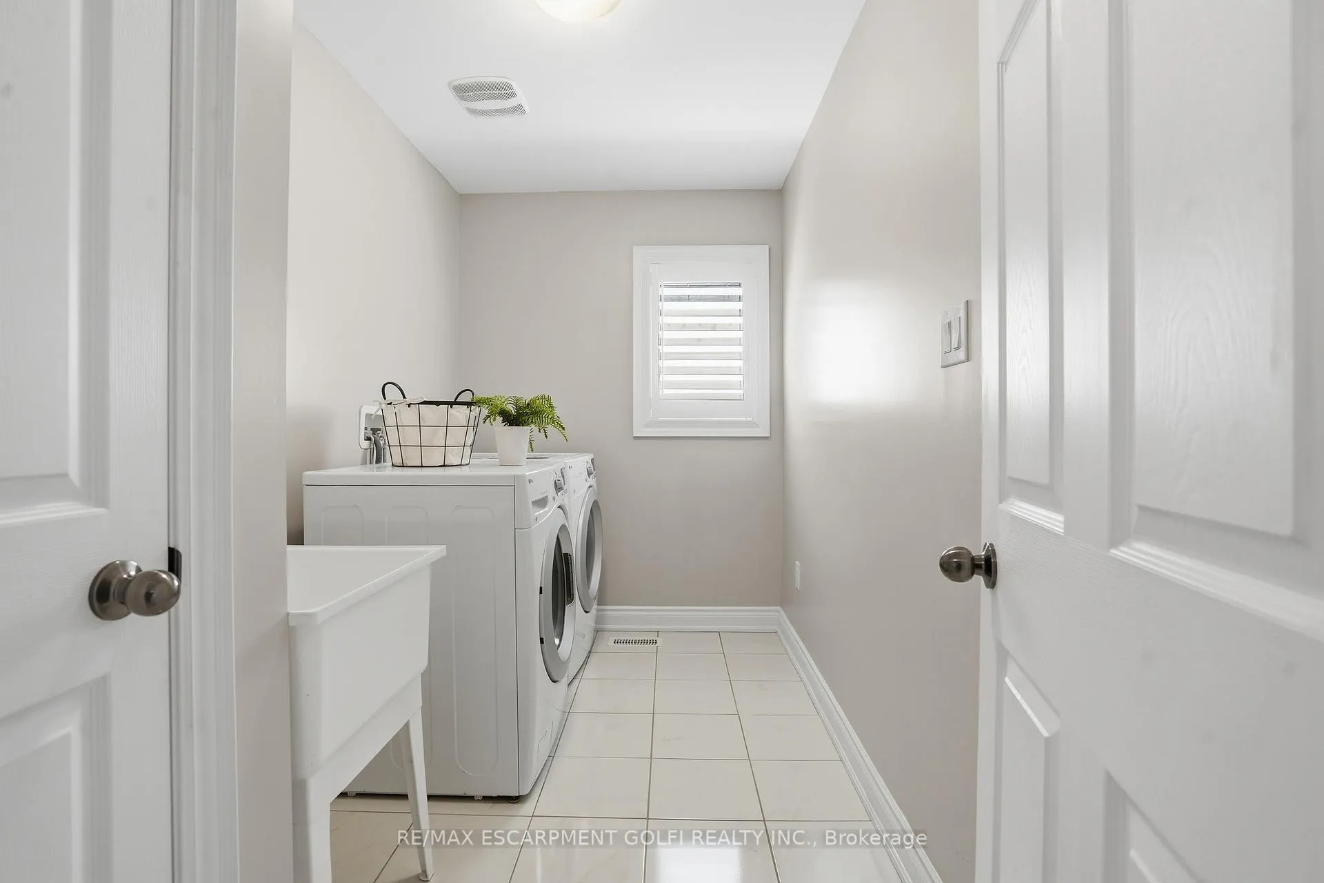 Photo 32 of 7703 Sycamore Drive, Niagara Falls, Brown — HOMEH