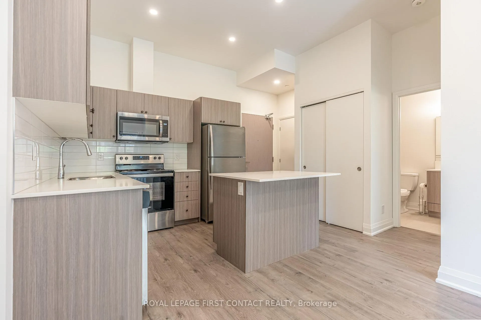 Photo 5 of Unit 106, 58 Lakeside Terrace, Barrie, Little Lake — HOMEH