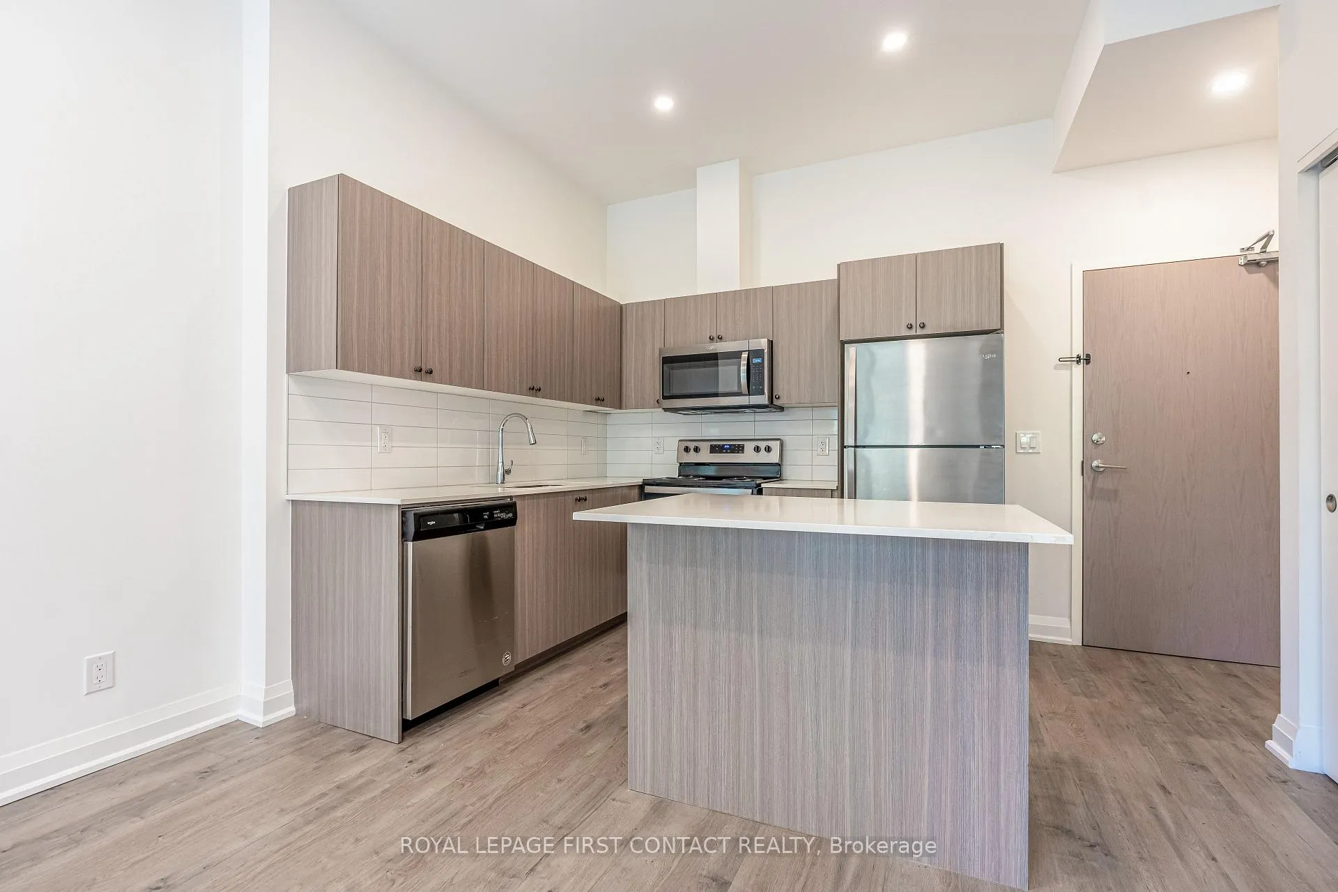 Photo 6 of Unit 106, 58 Lakeside Terrace, Barrie, Little Lake — HOMEH