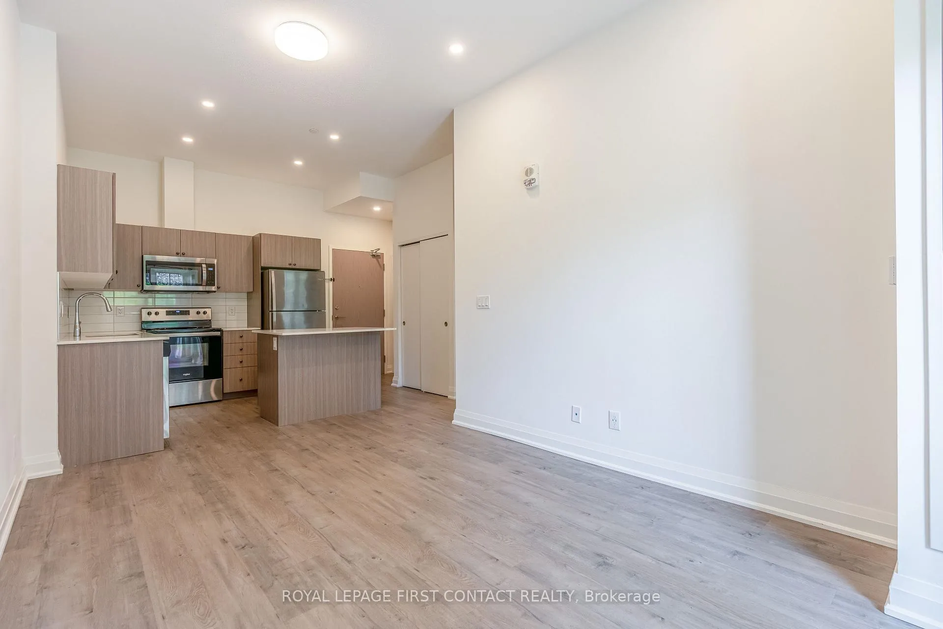 Photo 7 of Unit 106, 58 Lakeside Terrace, Barrie, Little Lake — HOMEH