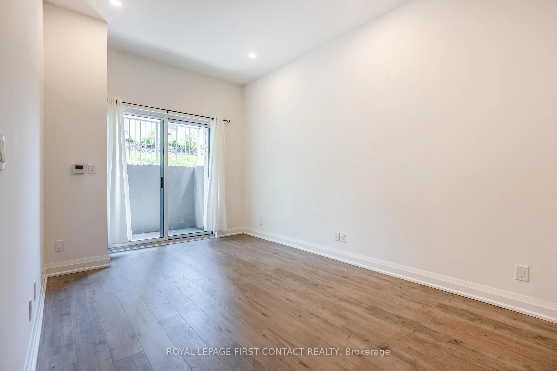 Photo 8 of Unit 106, 58 Lakeside Terrace, Barrie, Little Lake — HOMEH