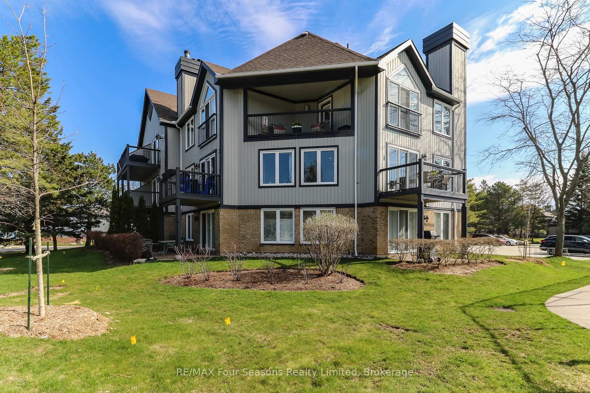 Photo 5 of 835 Suncrest Circle, Collingwood — HOMEH