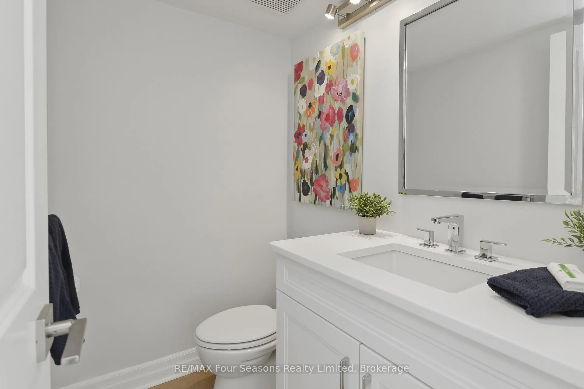 Photo 14 of 835 Suncrest Circle, Collingwood — HOMEH