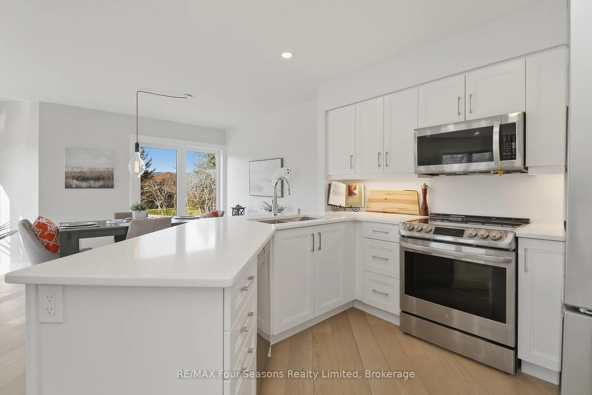 Photo 16 of 835 Suncrest Circle, Collingwood — HOMEH