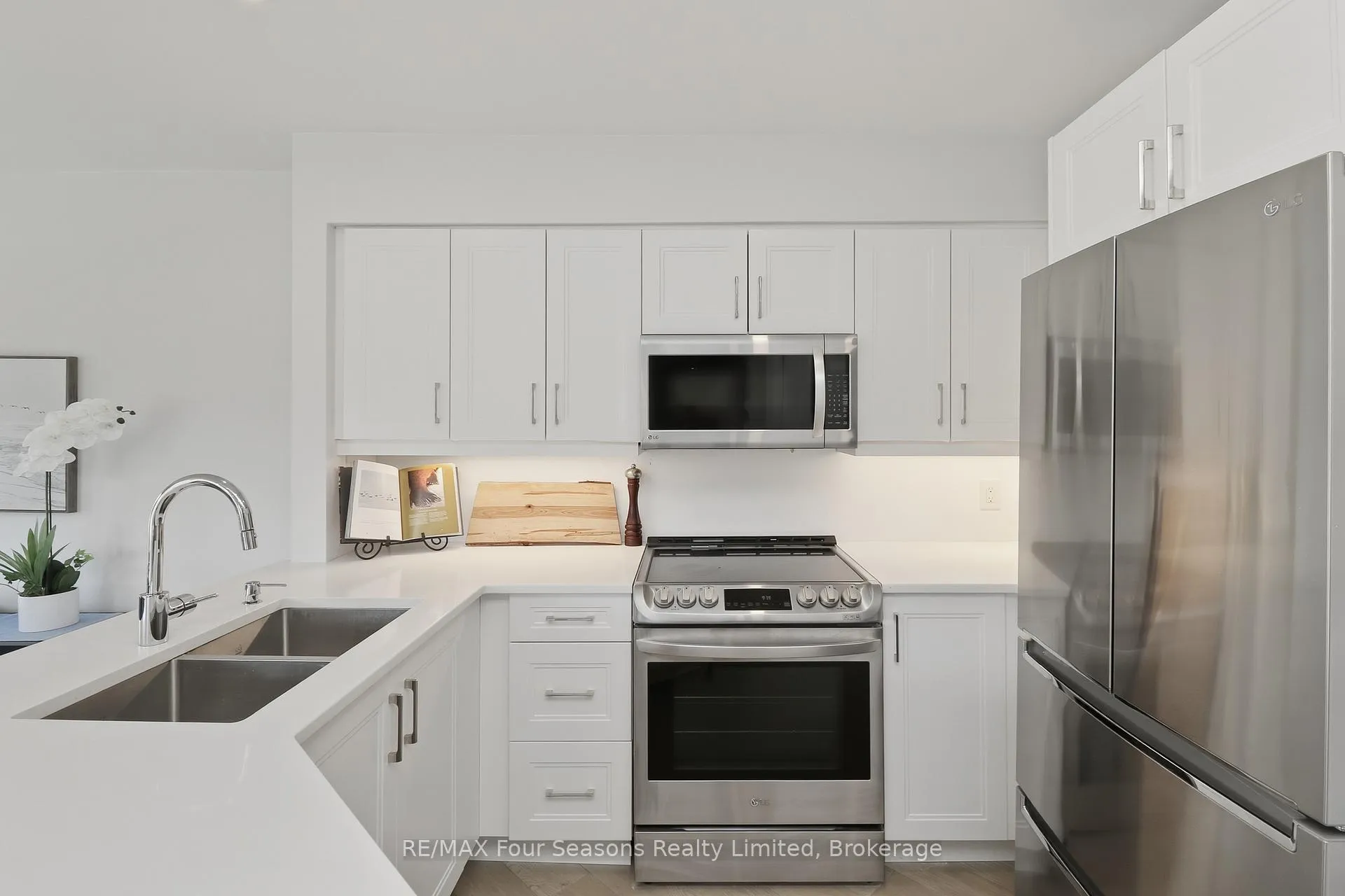 Photo 17 of 835 Suncrest Circle, Collingwood — HOMEH
