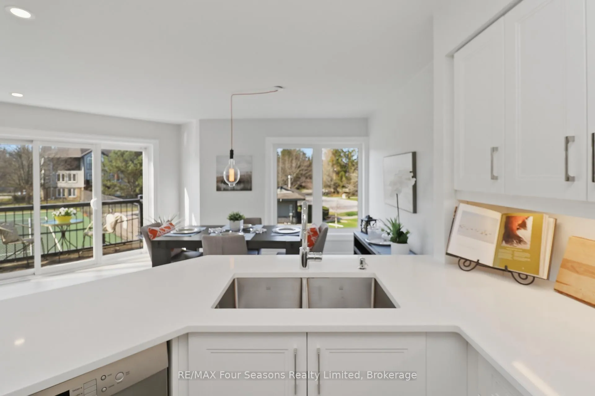 Photo 18 of 835 Suncrest Circle, Collingwood — HOMEH