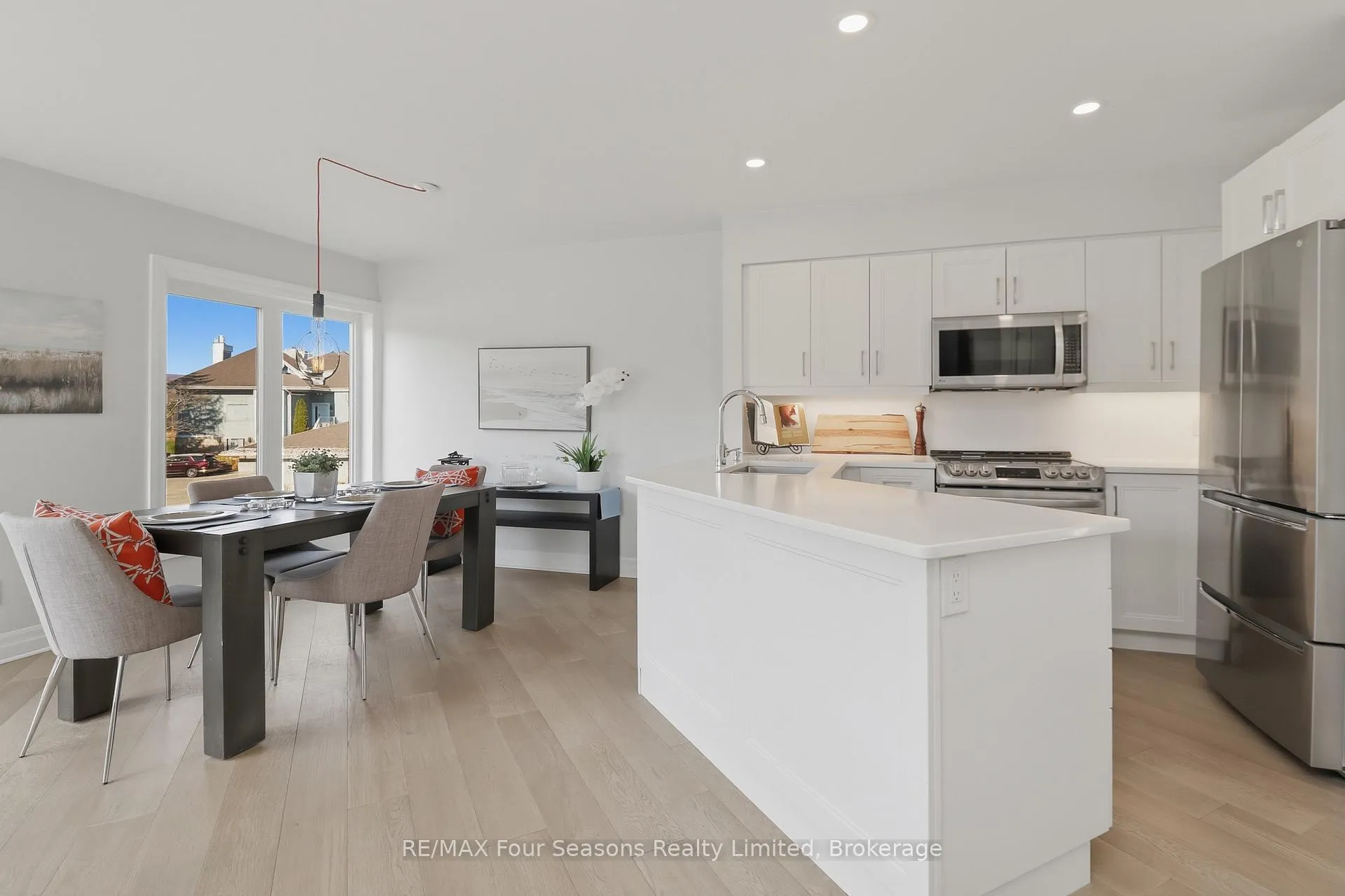 Photo 19 of 835 Suncrest Circle, Collingwood — HOMEH