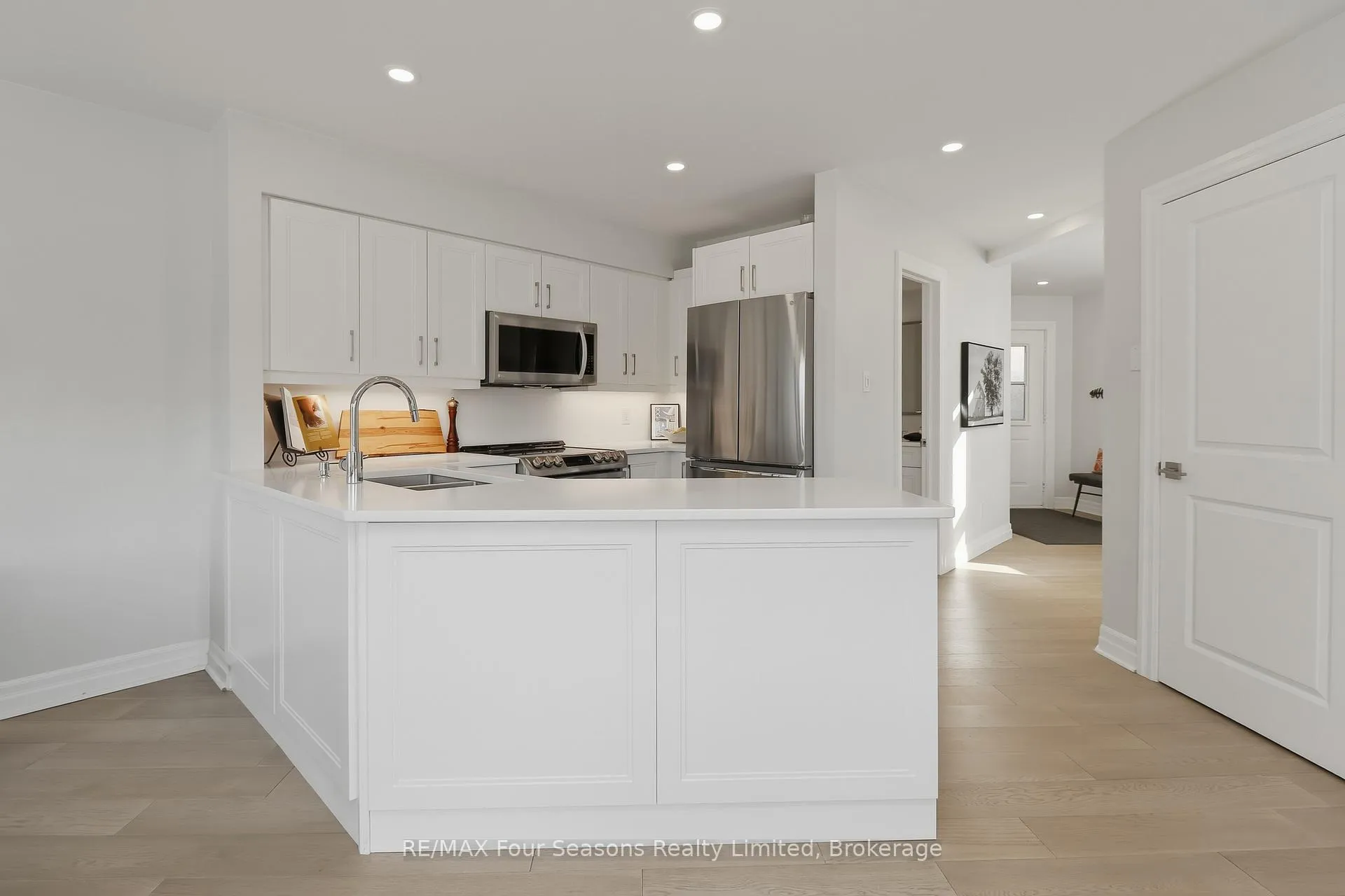 Photo 20 of 835 Suncrest Circle, Collingwood — HOMEH
