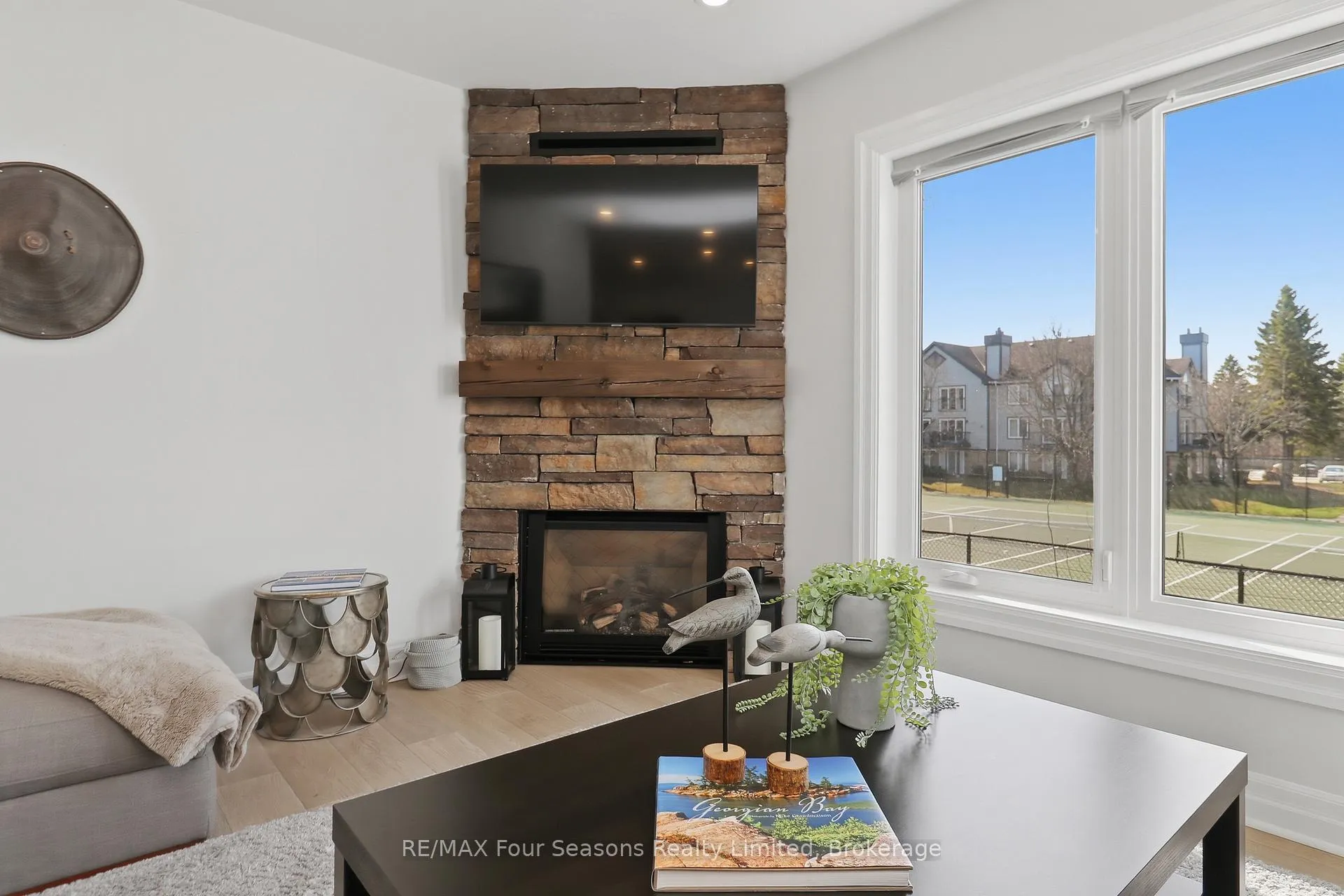 Photo 27 of 835 Suncrest Circle, Collingwood — HOMEH