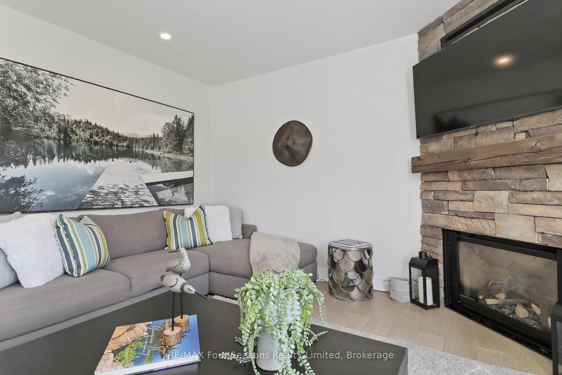 Photo 30 of 835 Suncrest Circle, Collingwood — HOMEH