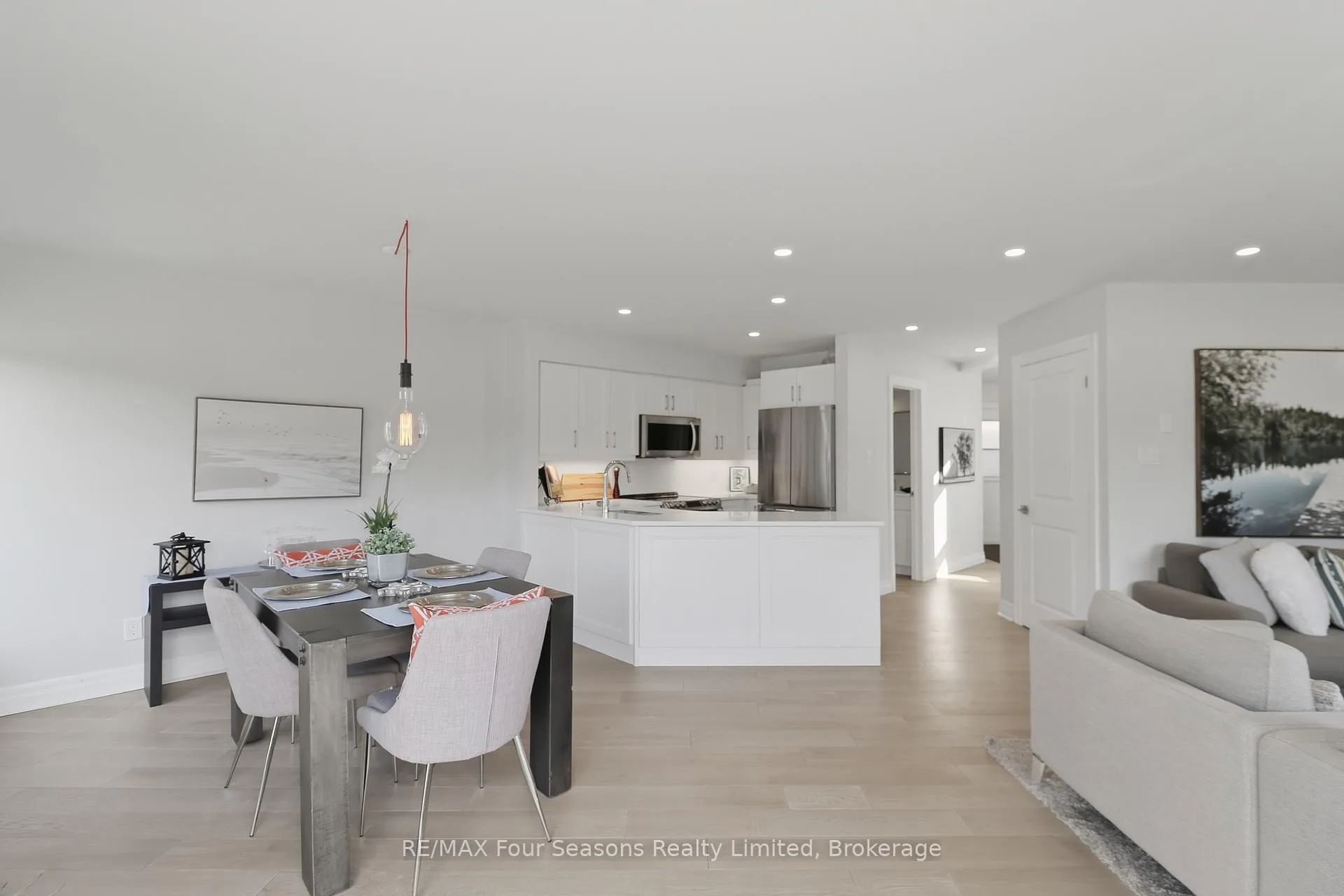 Photo 32 of 835 Suncrest Circle, Collingwood — HOMEH
