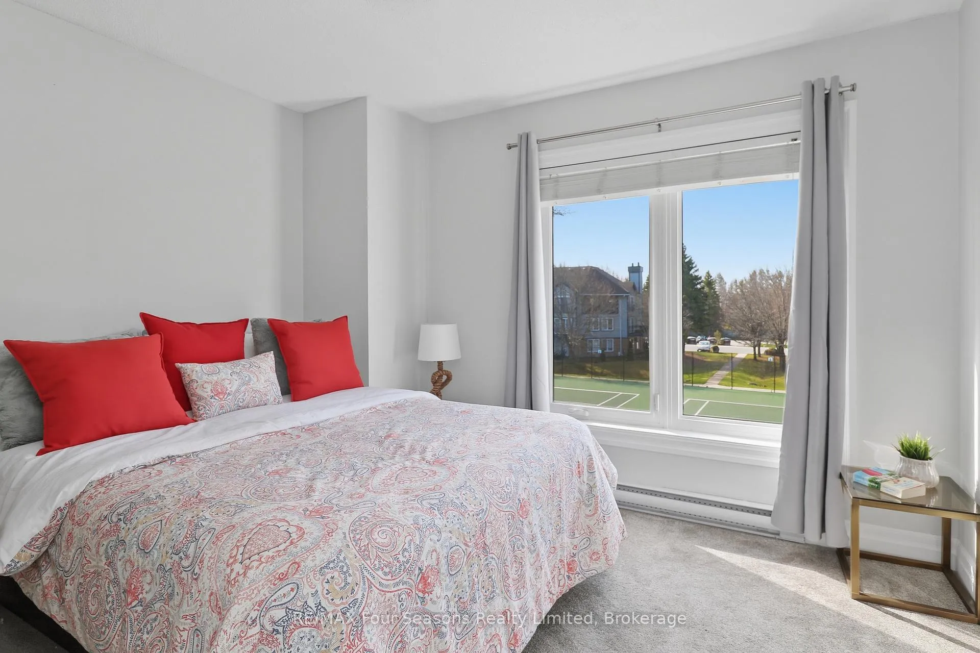 Photo 35 of 835 Suncrest Circle, Collingwood — HOMEH
