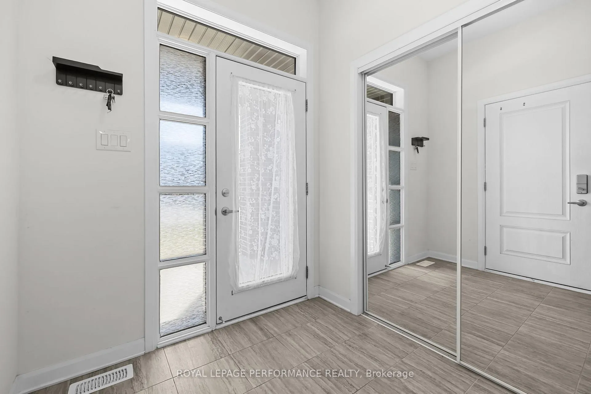 Photo 3 of 826 Dynasty Street, Ottawa, Avalon East — HOMEH
