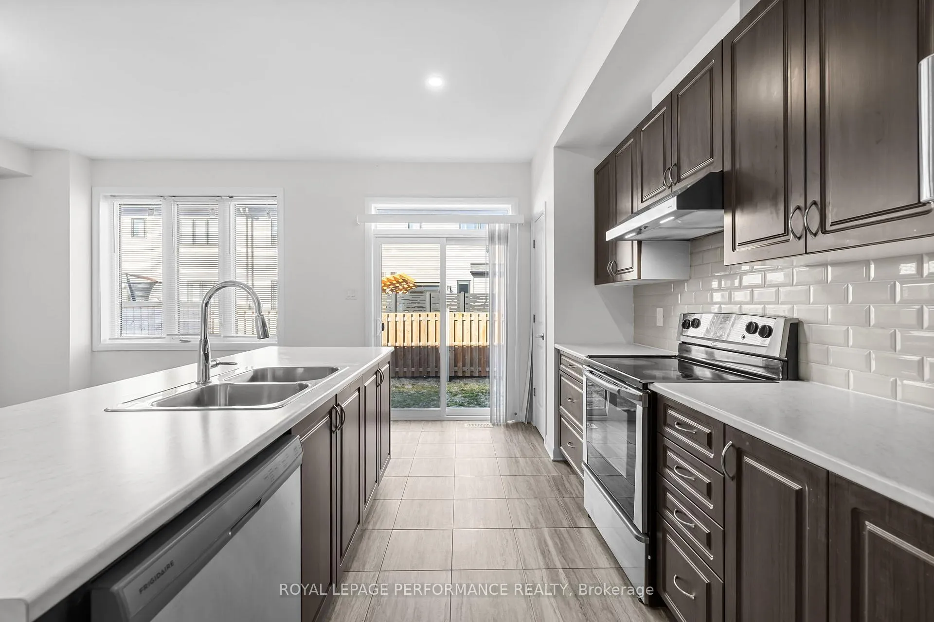 Photo 10 of 826 Dynasty Street, Ottawa, Avalon East — HOMEH