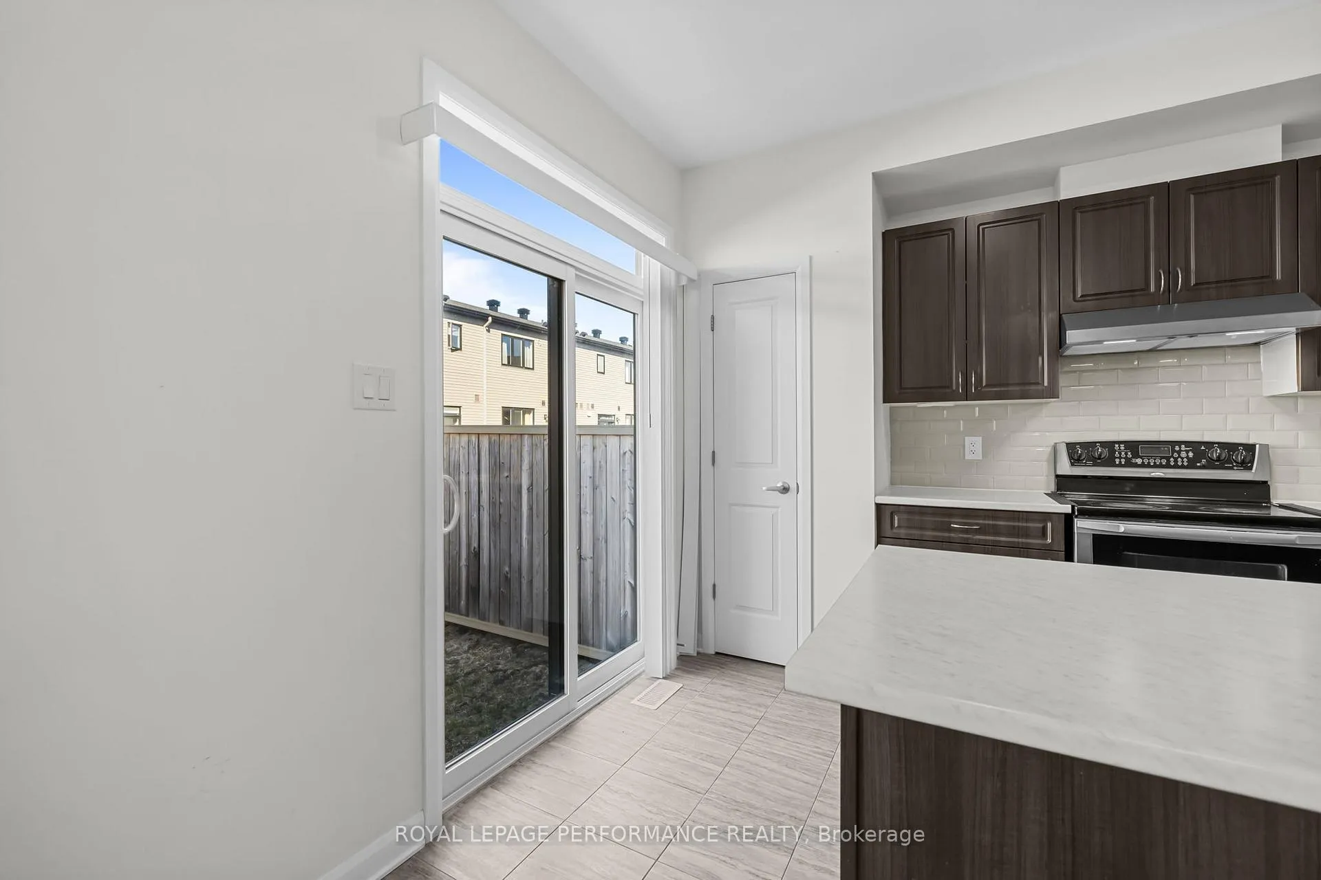 Photo 12 of 826 Dynasty Street, Ottawa, Avalon East — HOMEH