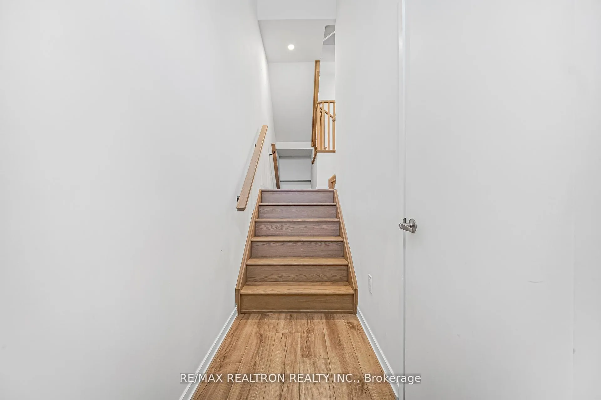 Photo 6 of 25 Aberfoyle Street, Vaughan, Patterson — HOMEH