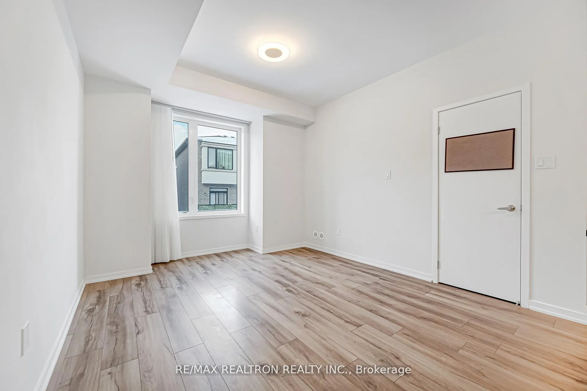 Photo 8 of 25 Aberfoyle Street, Vaughan, Patterson — HOMEH