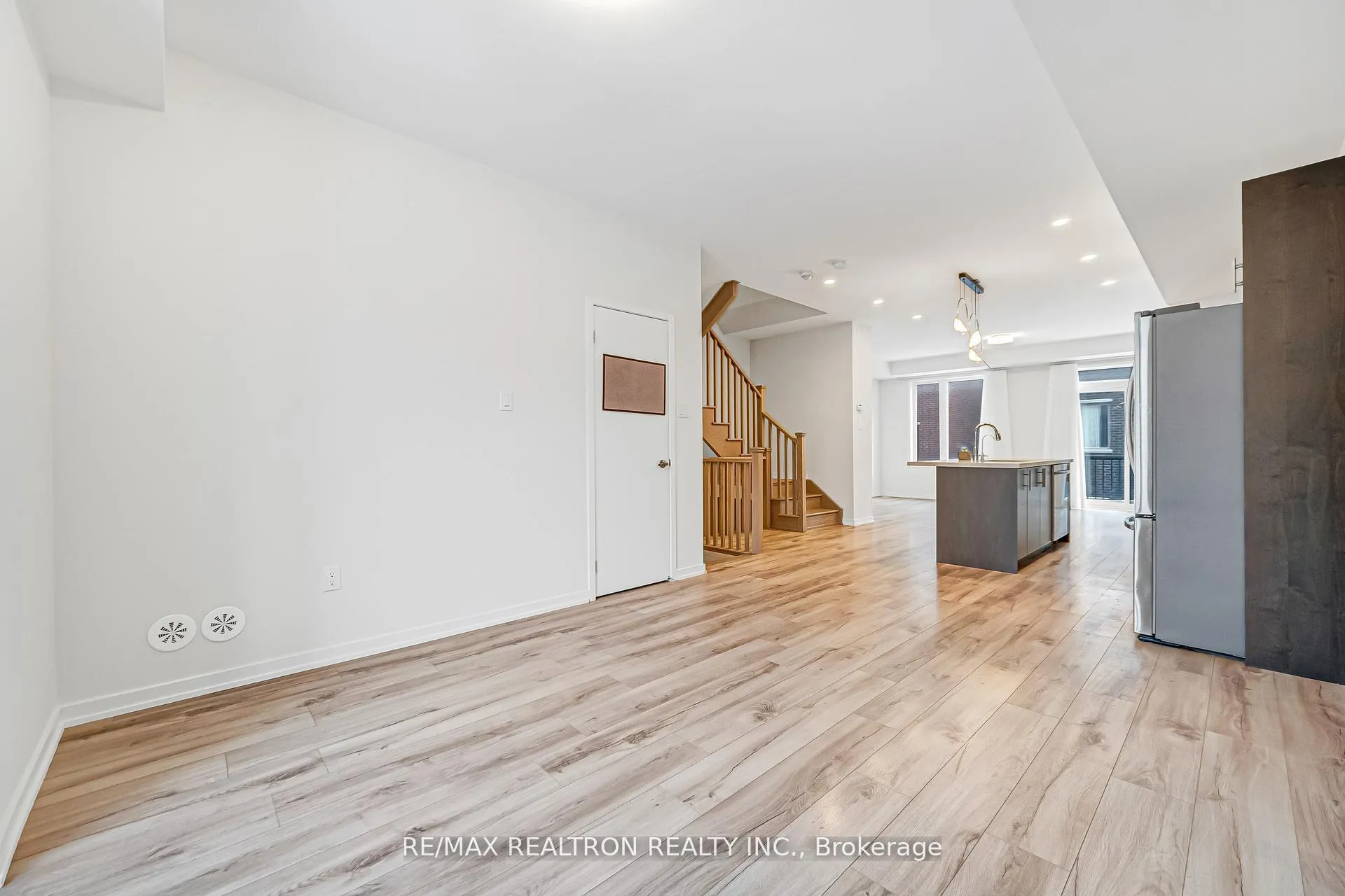 Photo 11 of 25 Aberfoyle Street, Vaughan, Patterson — HOMEH