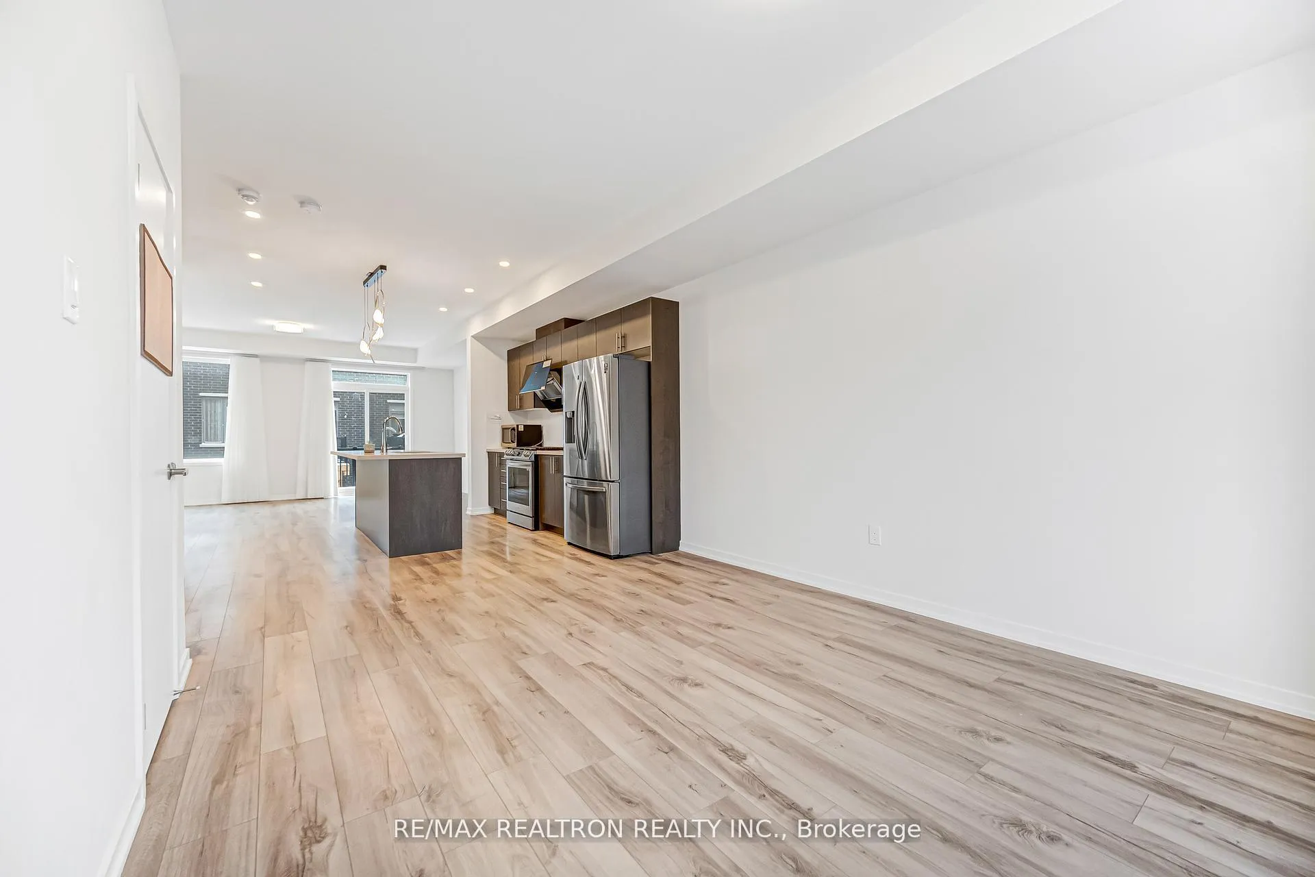 Photo 13 of 25 Aberfoyle Street, Vaughan, Patterson — HOMEH