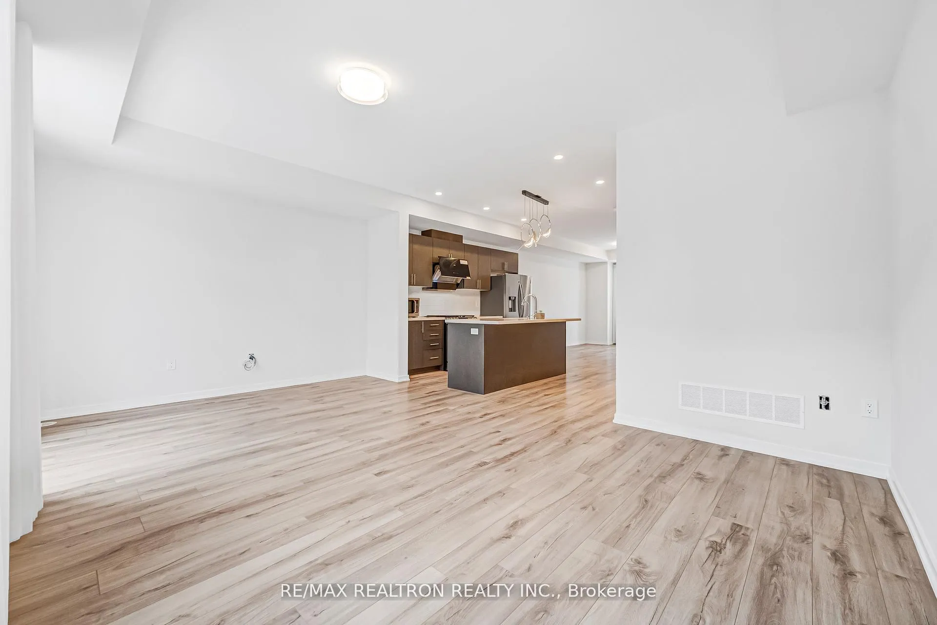 Photo 21 of 25 Aberfoyle Street, Vaughan, Patterson — HOMEH