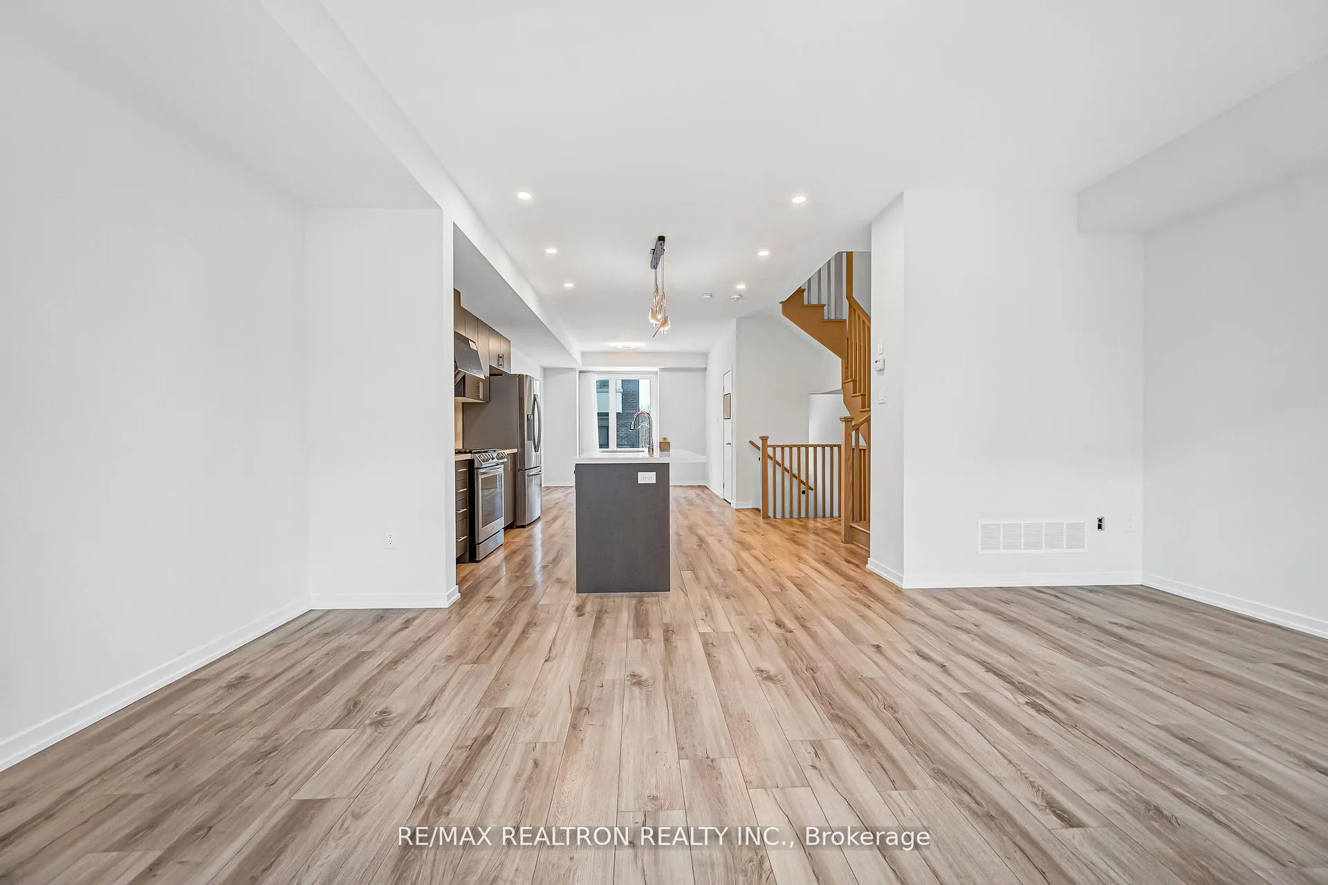 Photo 22 of 25 Aberfoyle Street, Vaughan, Patterson — HOMEH
