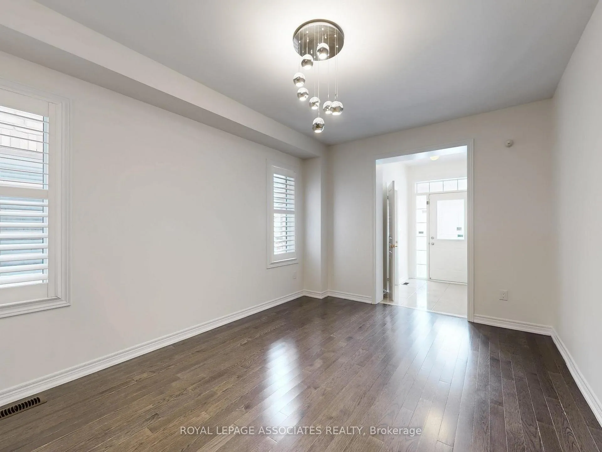 Photo 3 of 10 Lloyd Crescent, Brampton, Northwest Brampton — HOMEH