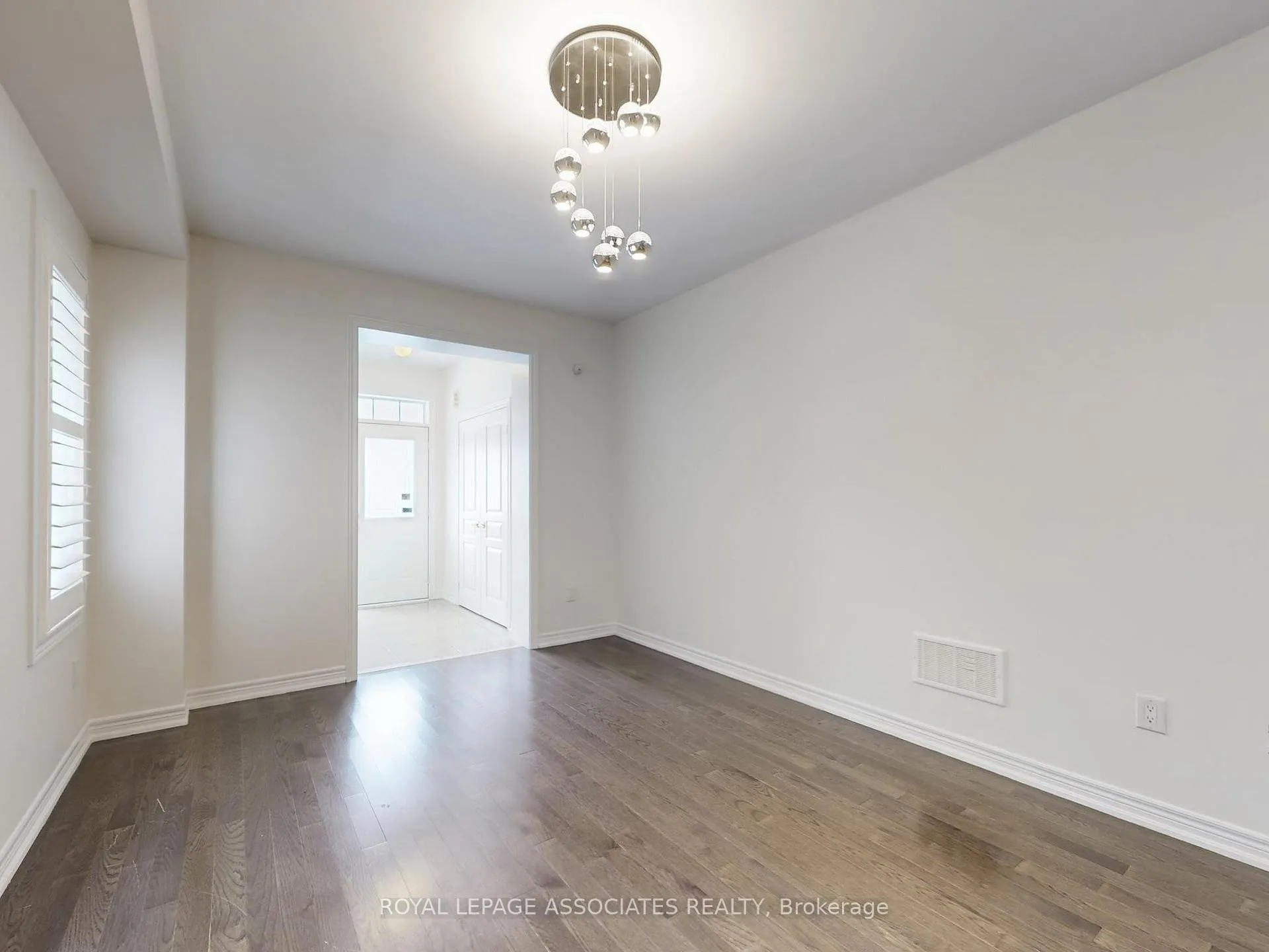 Photo 4 of 10 Lloyd Crescent, Brampton, Northwest Brampton — HOMEH