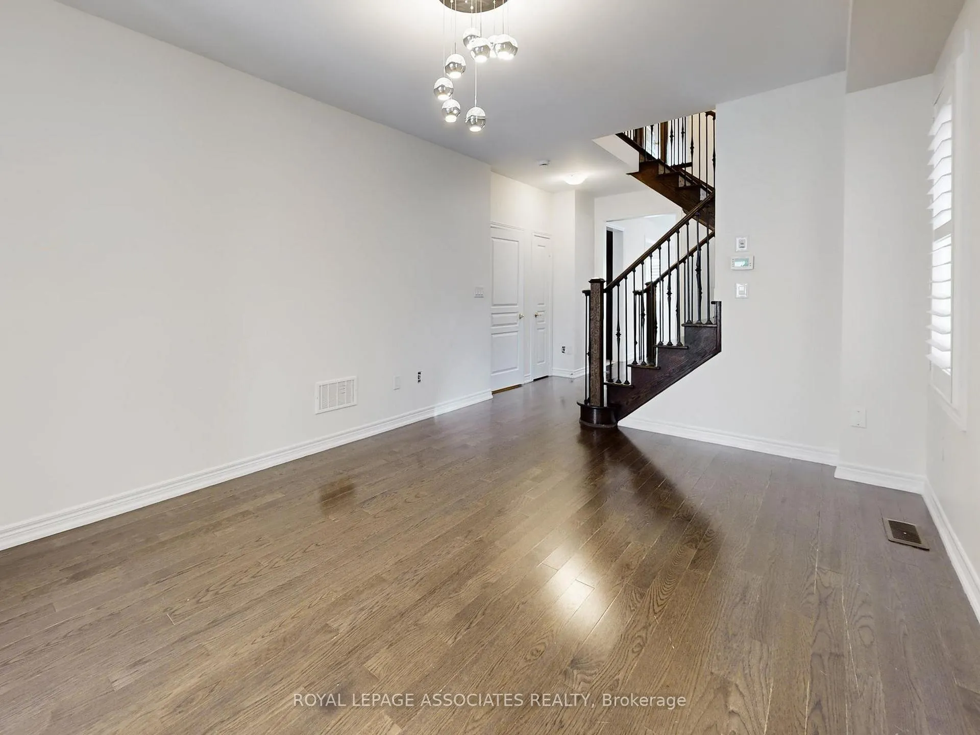 Photo 5 of 10 Lloyd Crescent, Brampton, Northwest Brampton — HOMEH