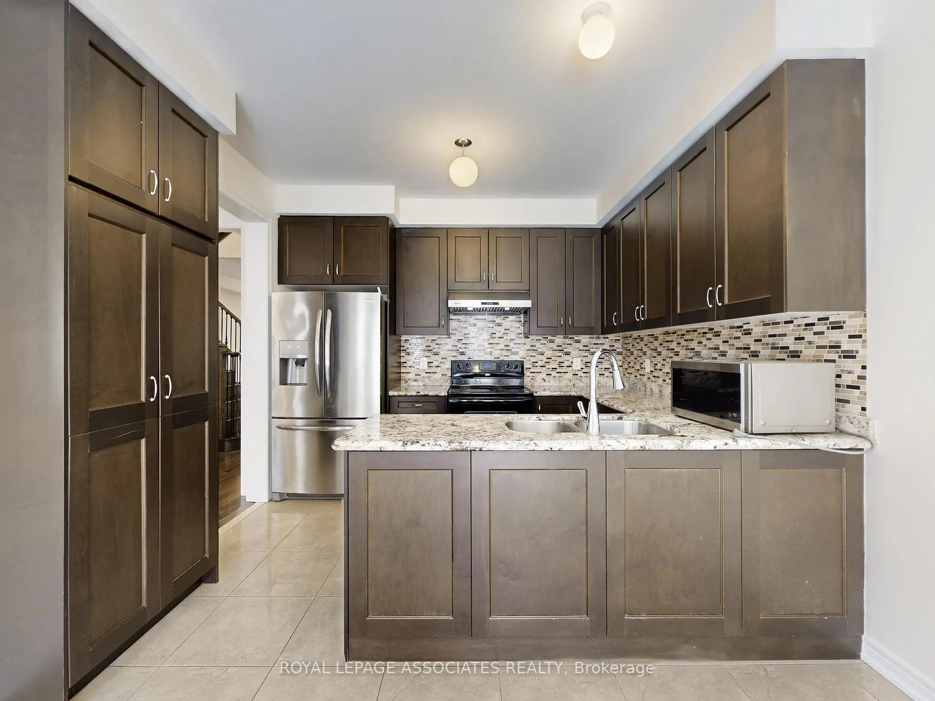 Photo 12 of 10 Lloyd Crescent, Brampton, Northwest Brampton — HOMEH