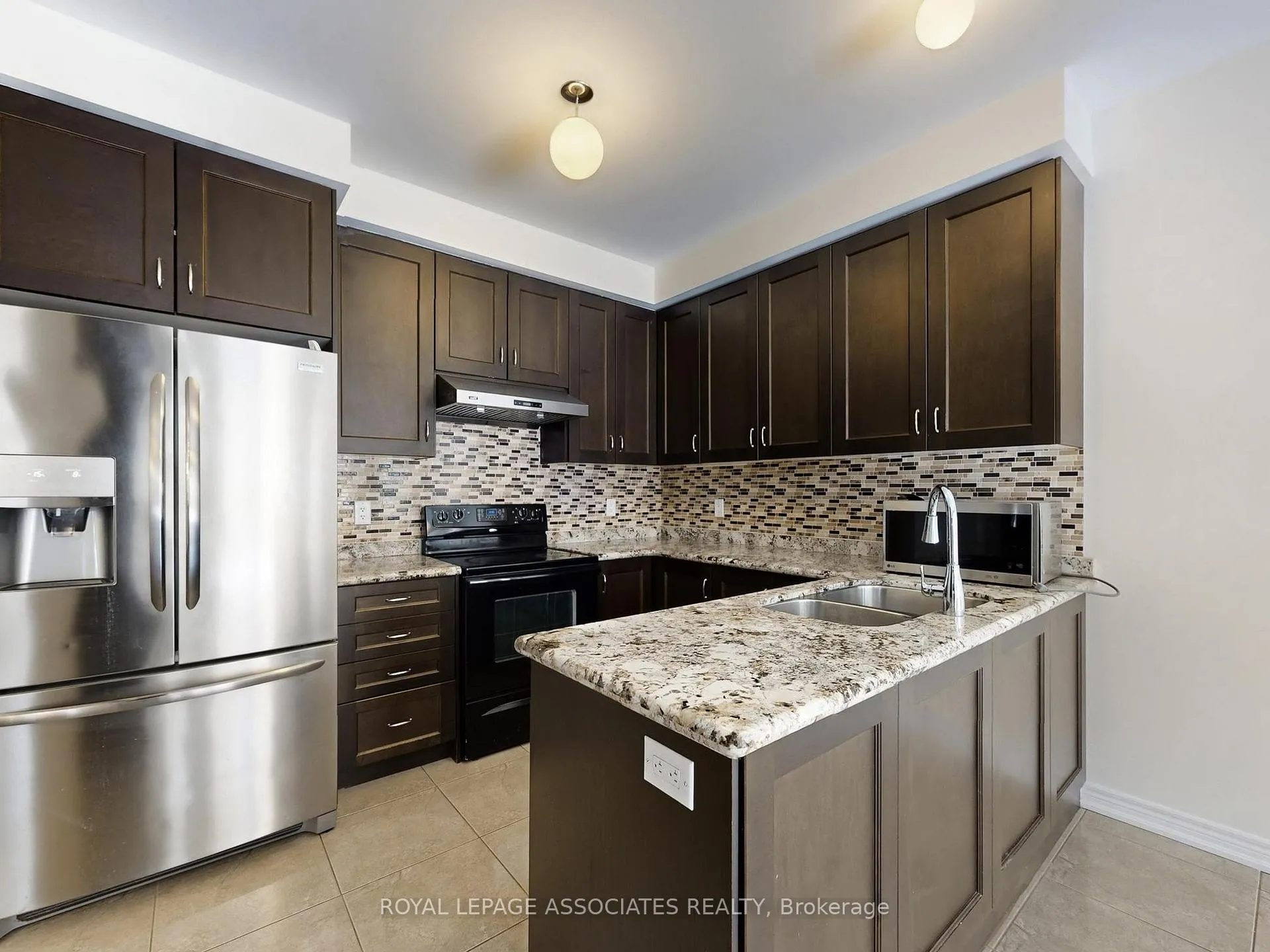 Photo 13 of 10 Lloyd Crescent, Brampton, Northwest Brampton — HOMEH