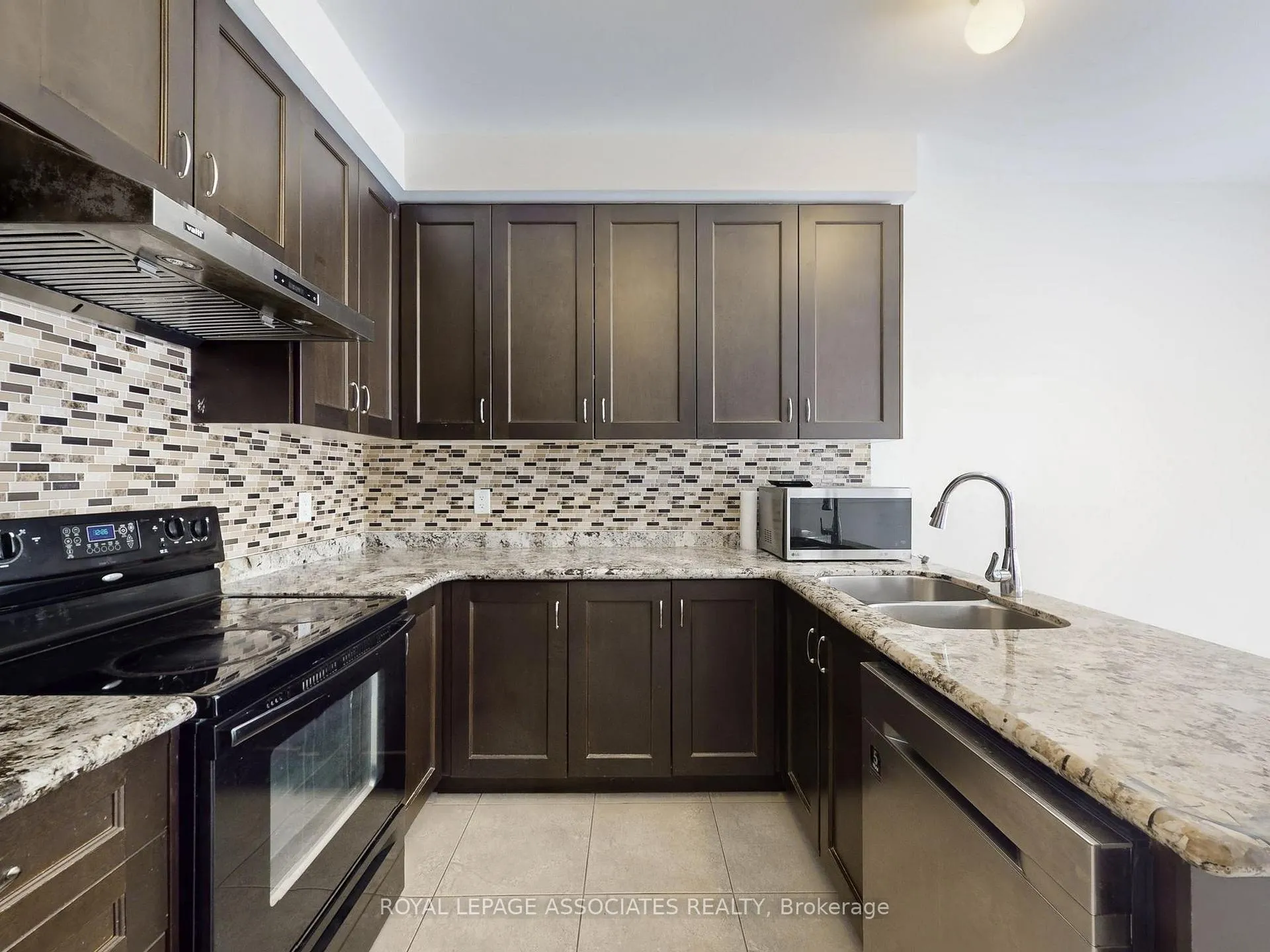 Photo 14 of 10 Lloyd Crescent, Brampton, Northwest Brampton — HOMEH