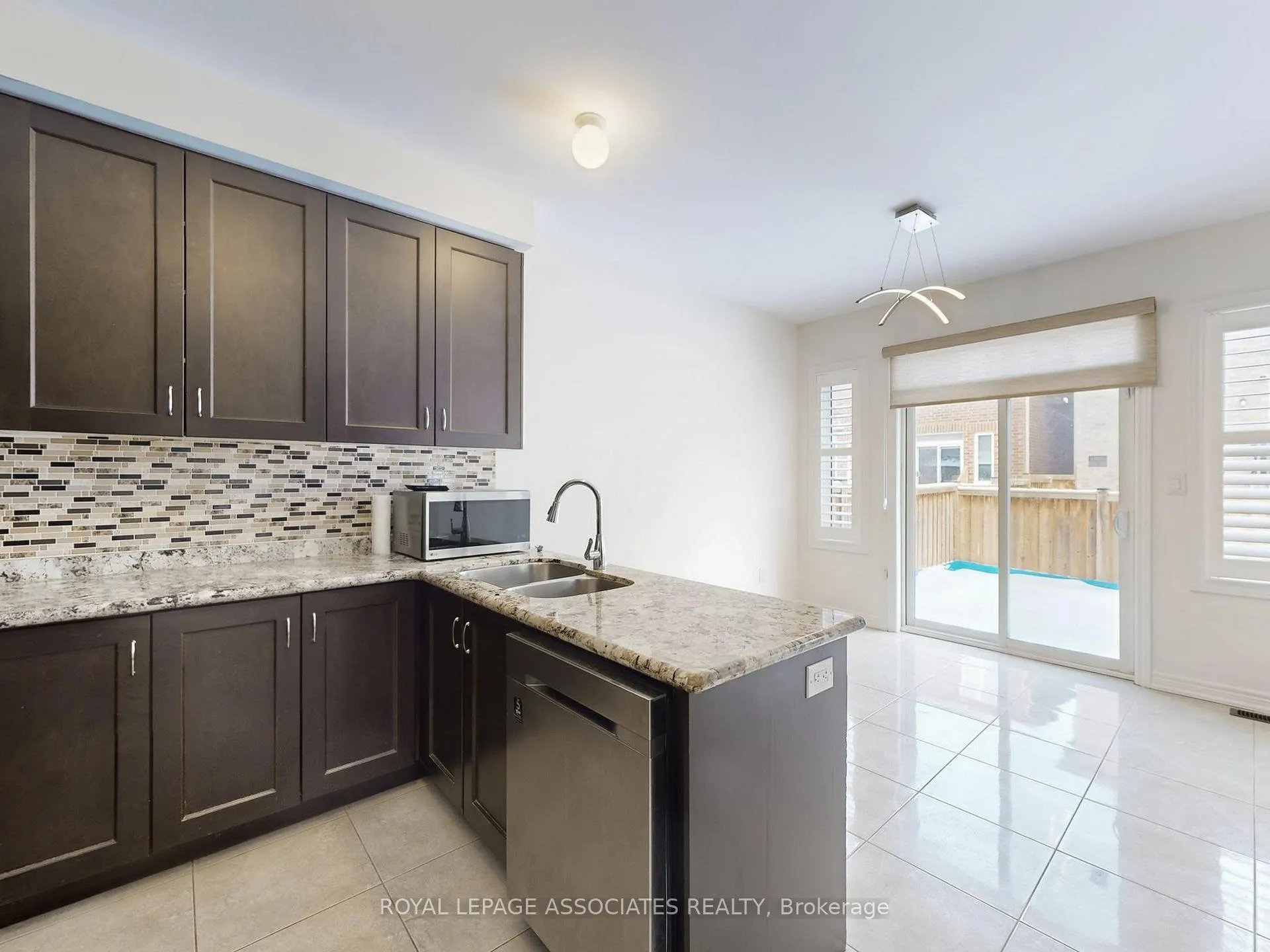 Photo 15 of 10 Lloyd Crescent, Brampton, Northwest Brampton — HOMEH