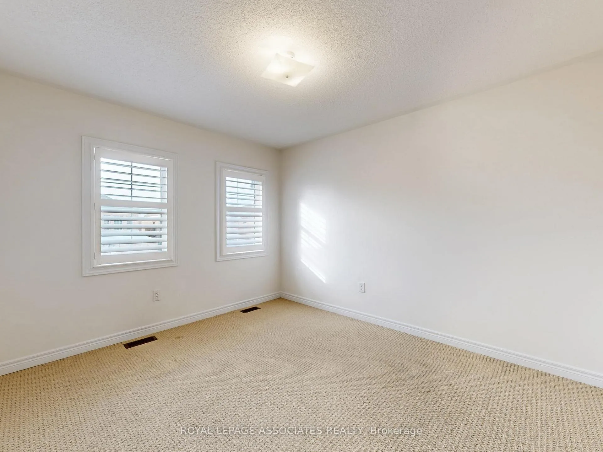 Photo 37 of 10 Lloyd Crescent, Brampton, Northwest Brampton — HOMEH