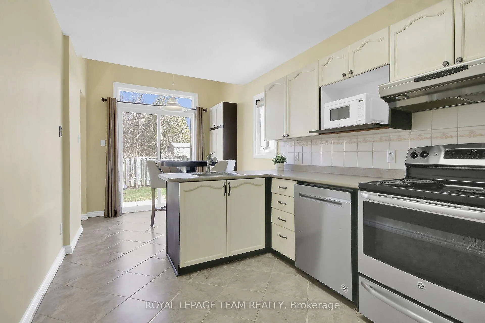 Photo 13 of 207 Beatrice Drive, Ottawa, Barrhaven - Longfields — HOMEH