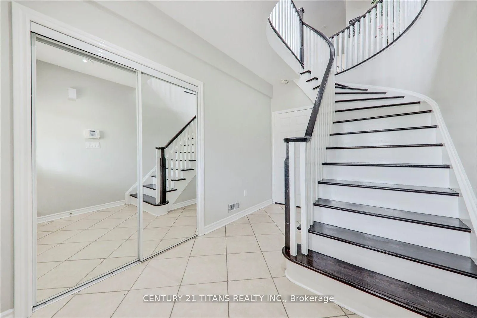 Photo 7 of 577 Royalpark Way, Vaughan, Elder Mills — HOMEH