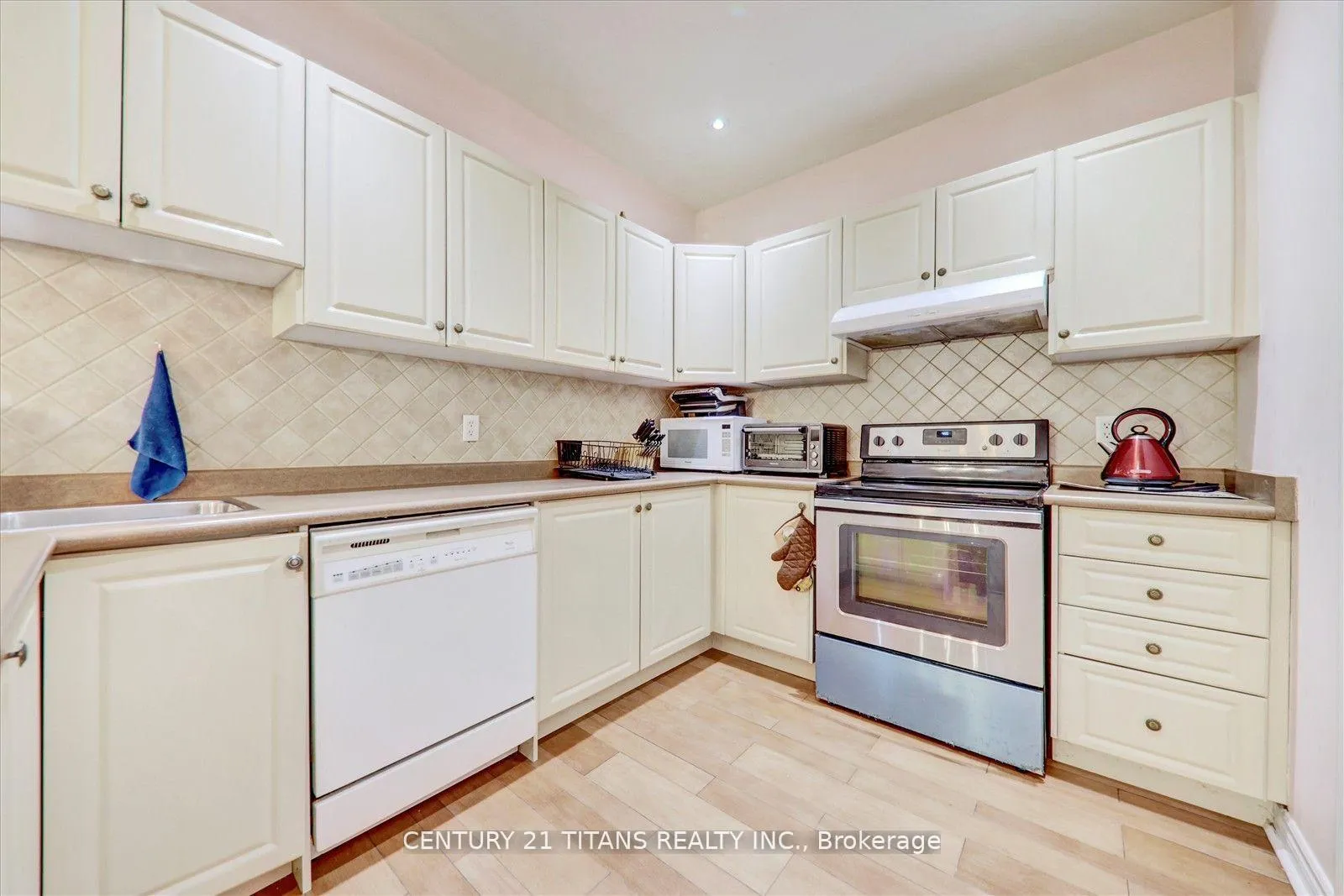 Photo 31 of 577 Royalpark Way, Vaughan, Elder Mills — HOMEH