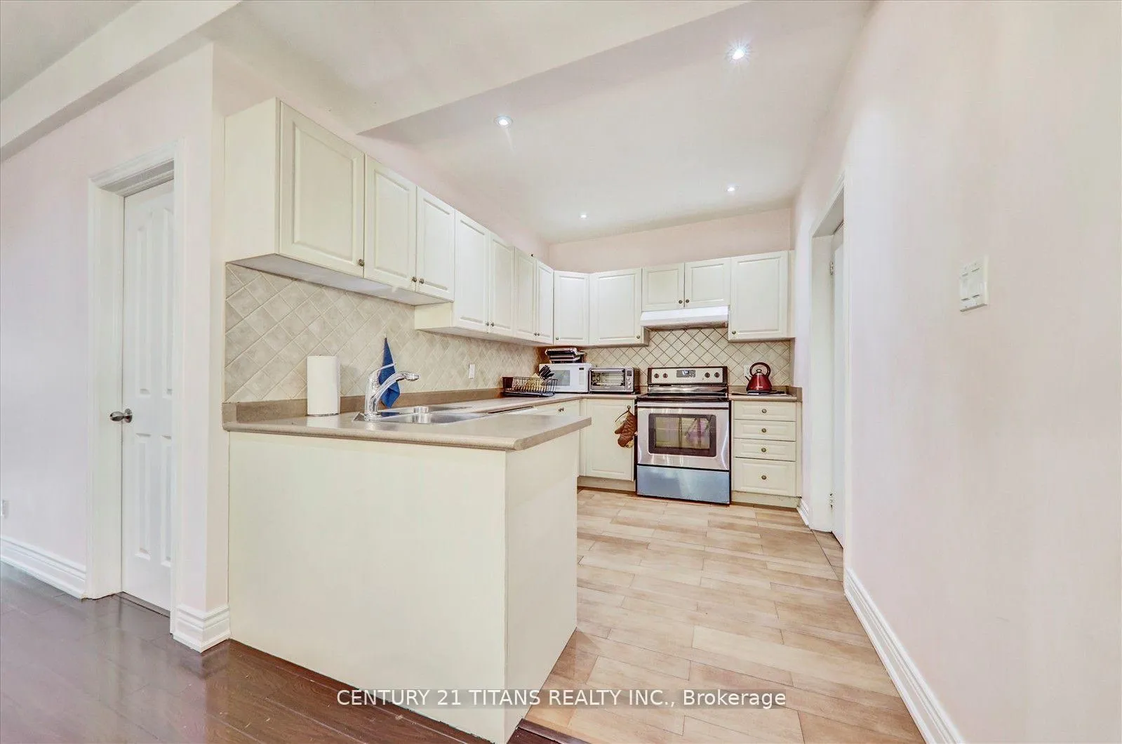 Photo 32 of 577 Royalpark Way, Vaughan, Elder Mills — HOMEH