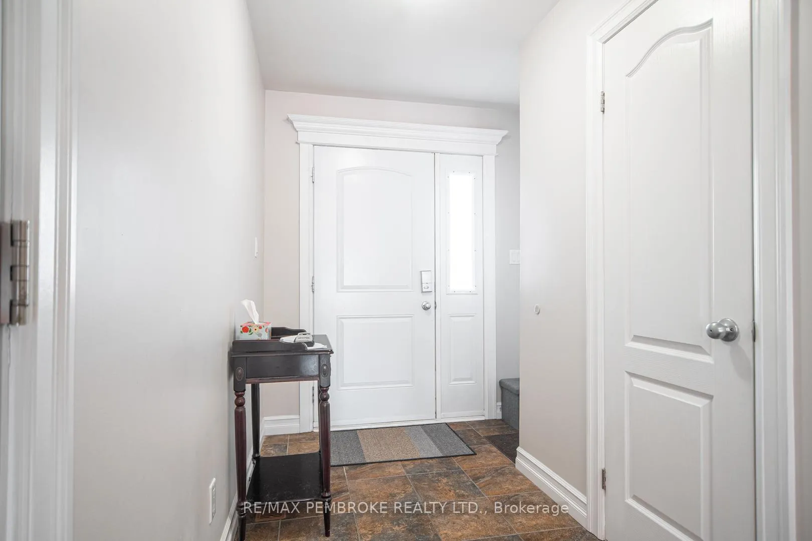Photo 5 of 2073 Sandstone Crescent, Petawawa — HOMEH
