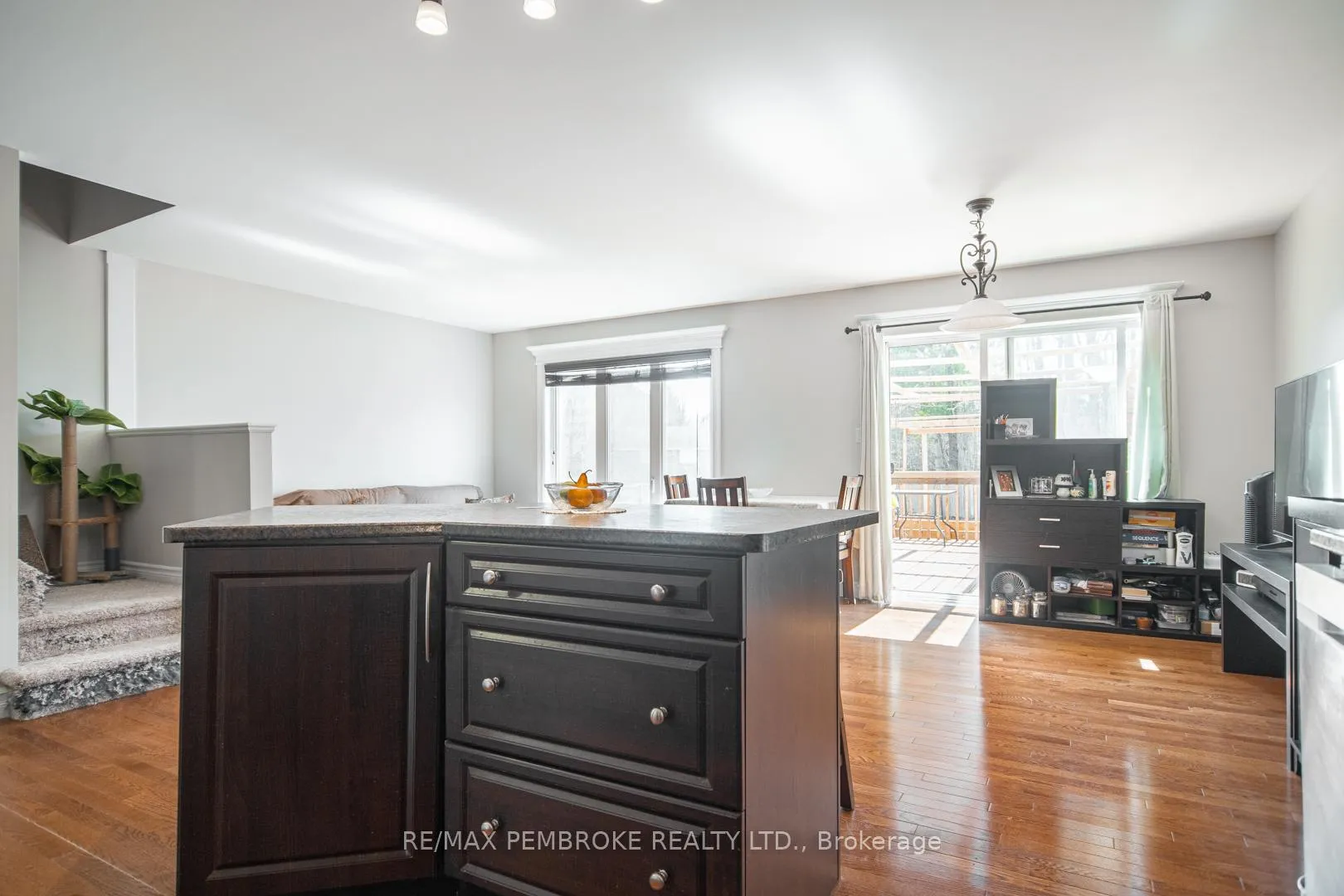 Photo 6 of 2073 Sandstone Crescent, Petawawa — HOMEH