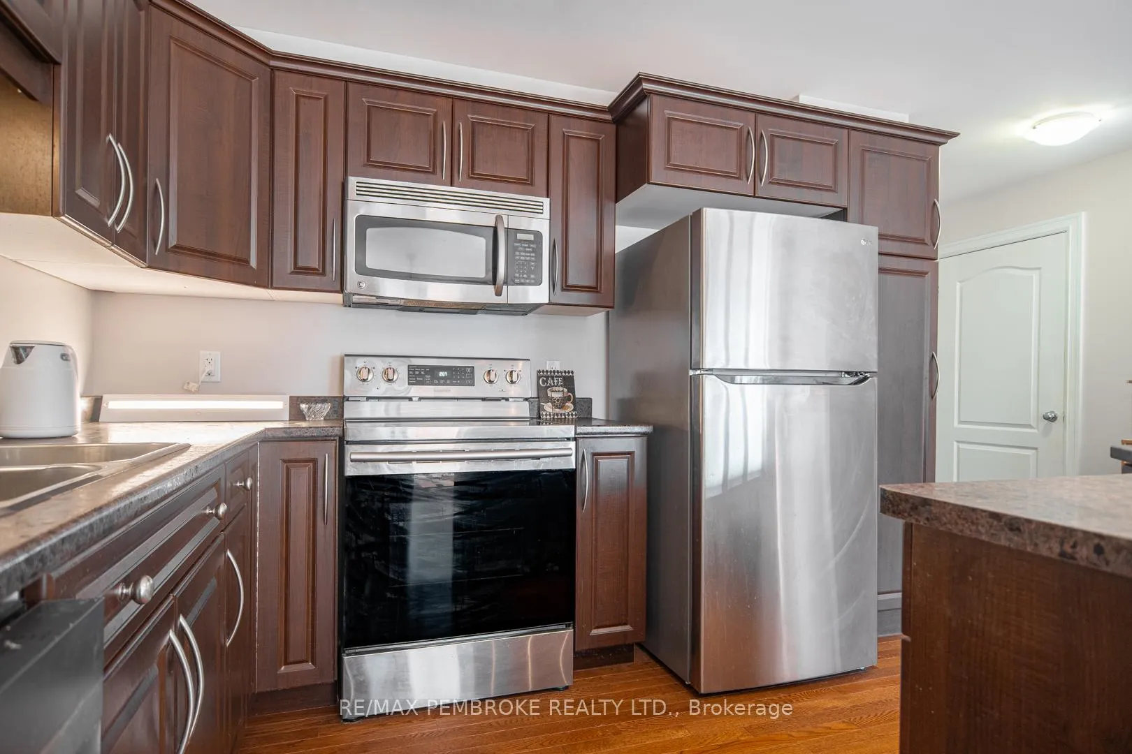 Photo 9 of 2073 Sandstone Crescent, Petawawa — HOMEH