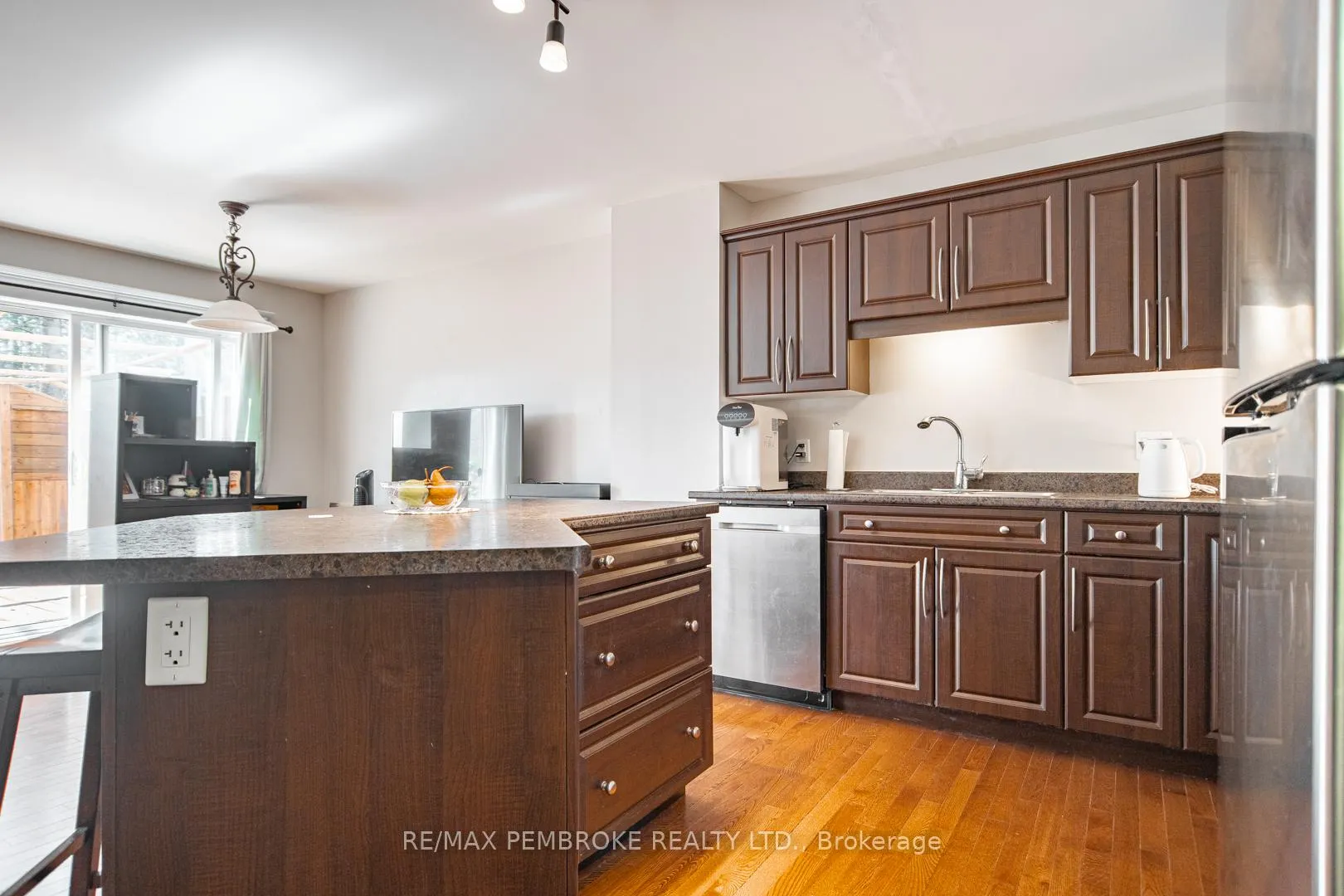Photo 10 of 2073 Sandstone Crescent, Petawawa — HOMEH