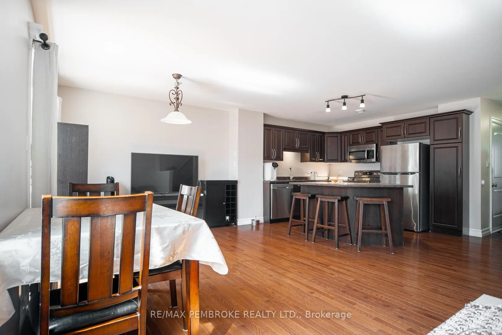 Photo 11 of 2073 Sandstone Crescent, Petawawa — HOMEH